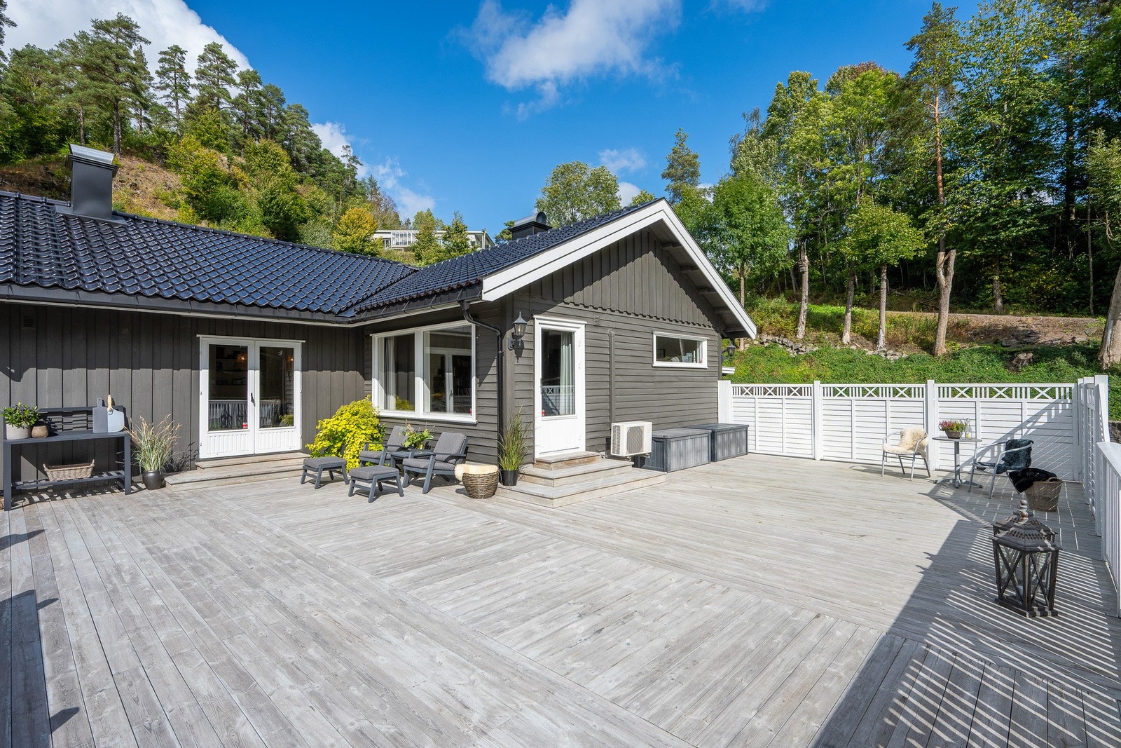 Verandaen byr på gode møbleringsmuligheter. Galleribilde