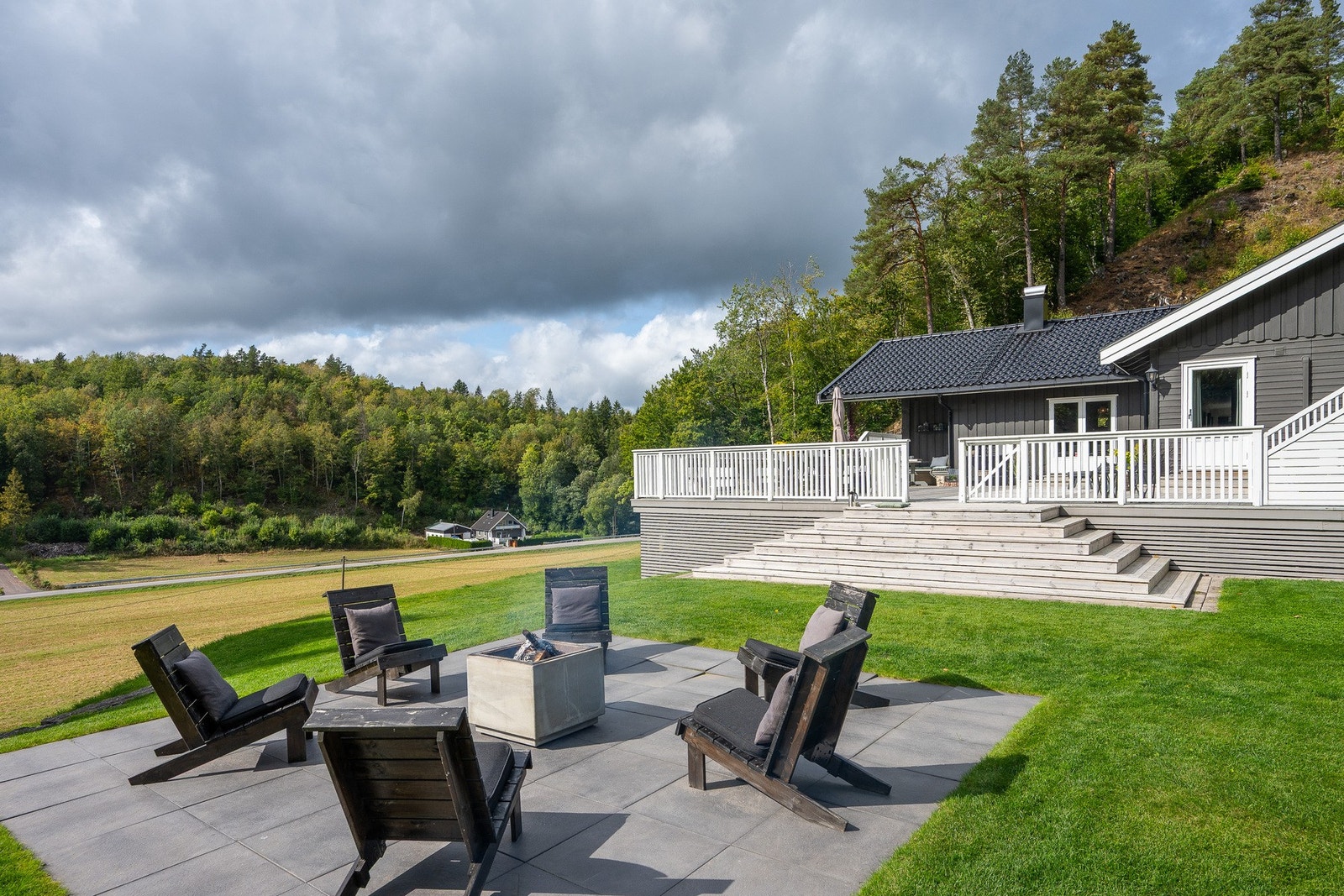 Hyggelig bålplass i hagen. Galleribilde