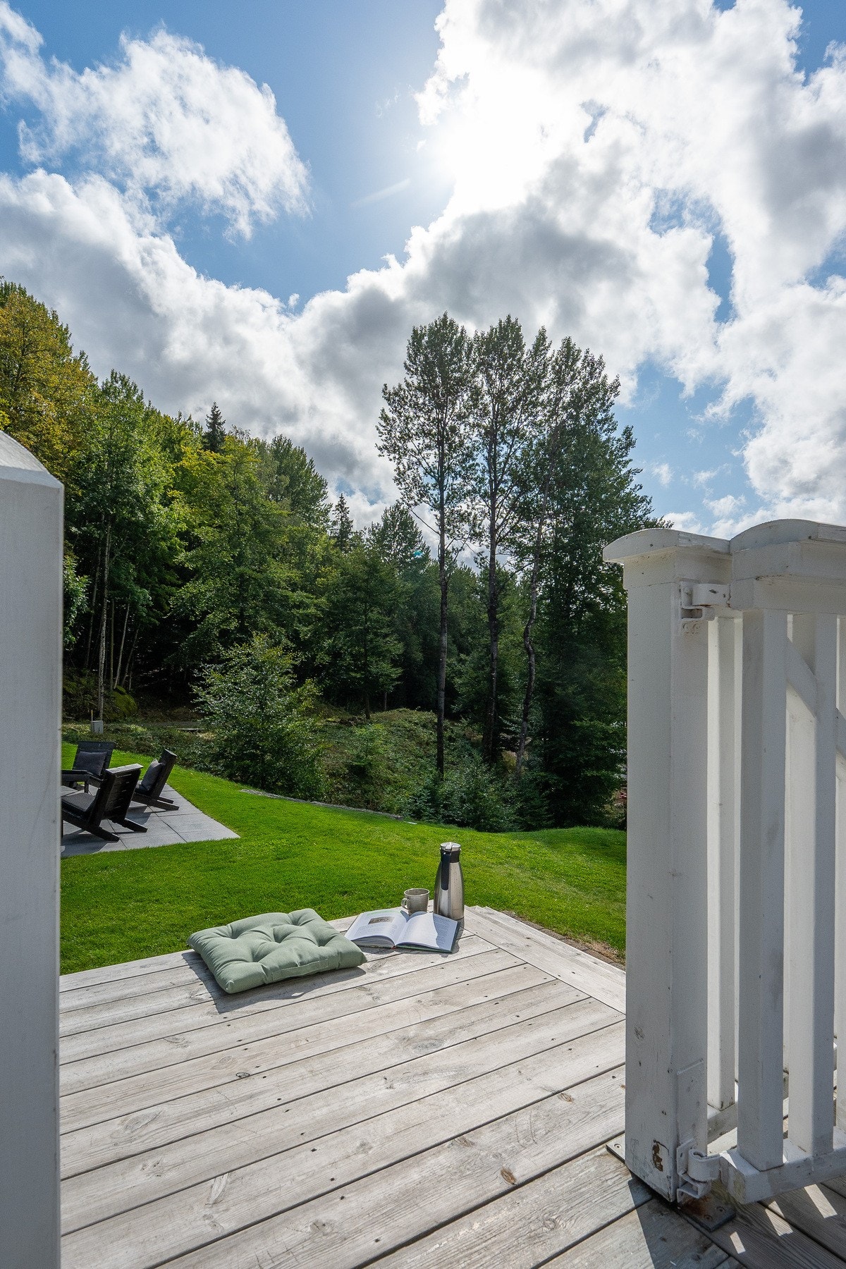 På trappen ut til plenen kan en sitte og nyte morgenkaffen. Galleribilde