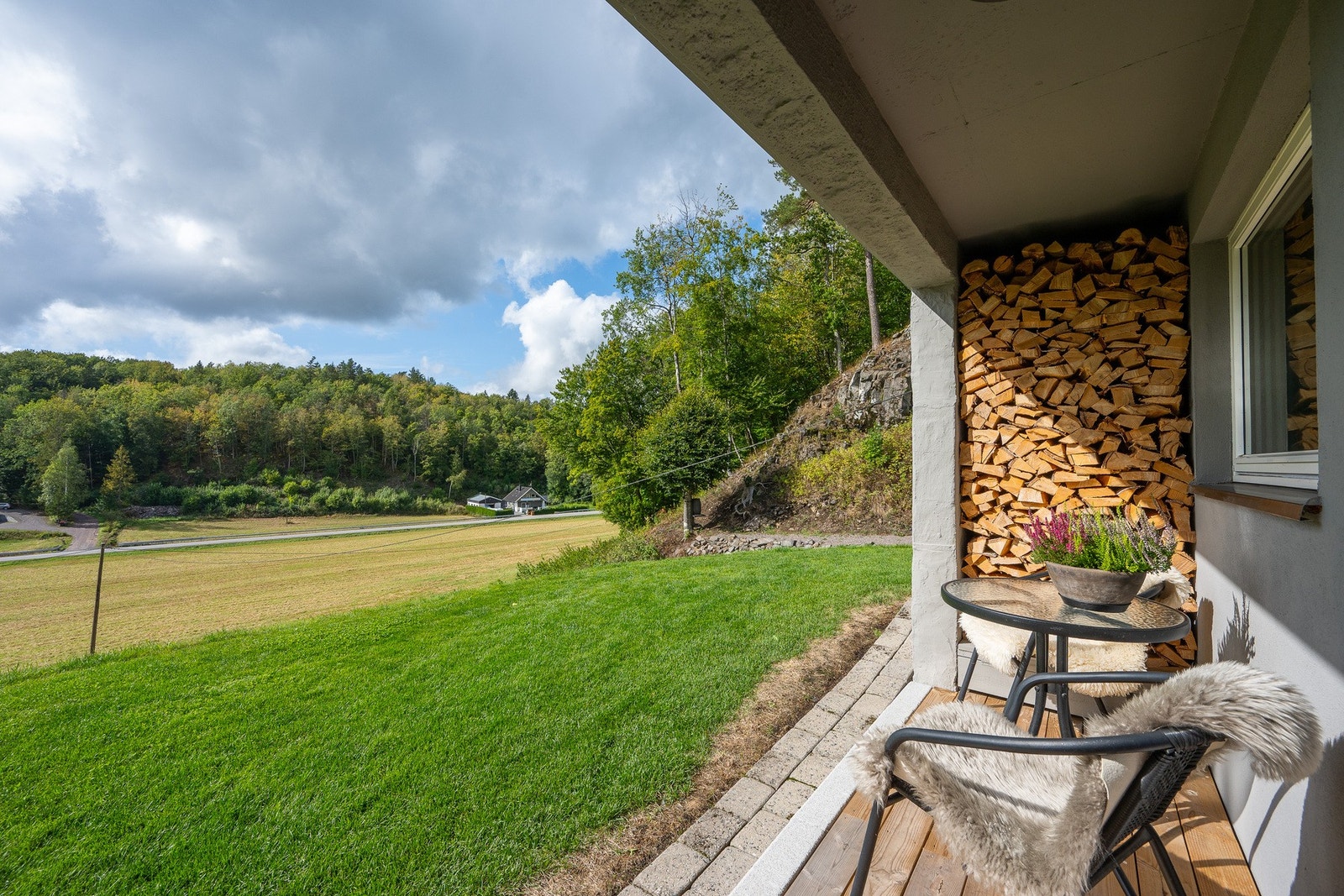 Fra kjellerstuen er det utgang til en overbygd uteplass. Galleribilde