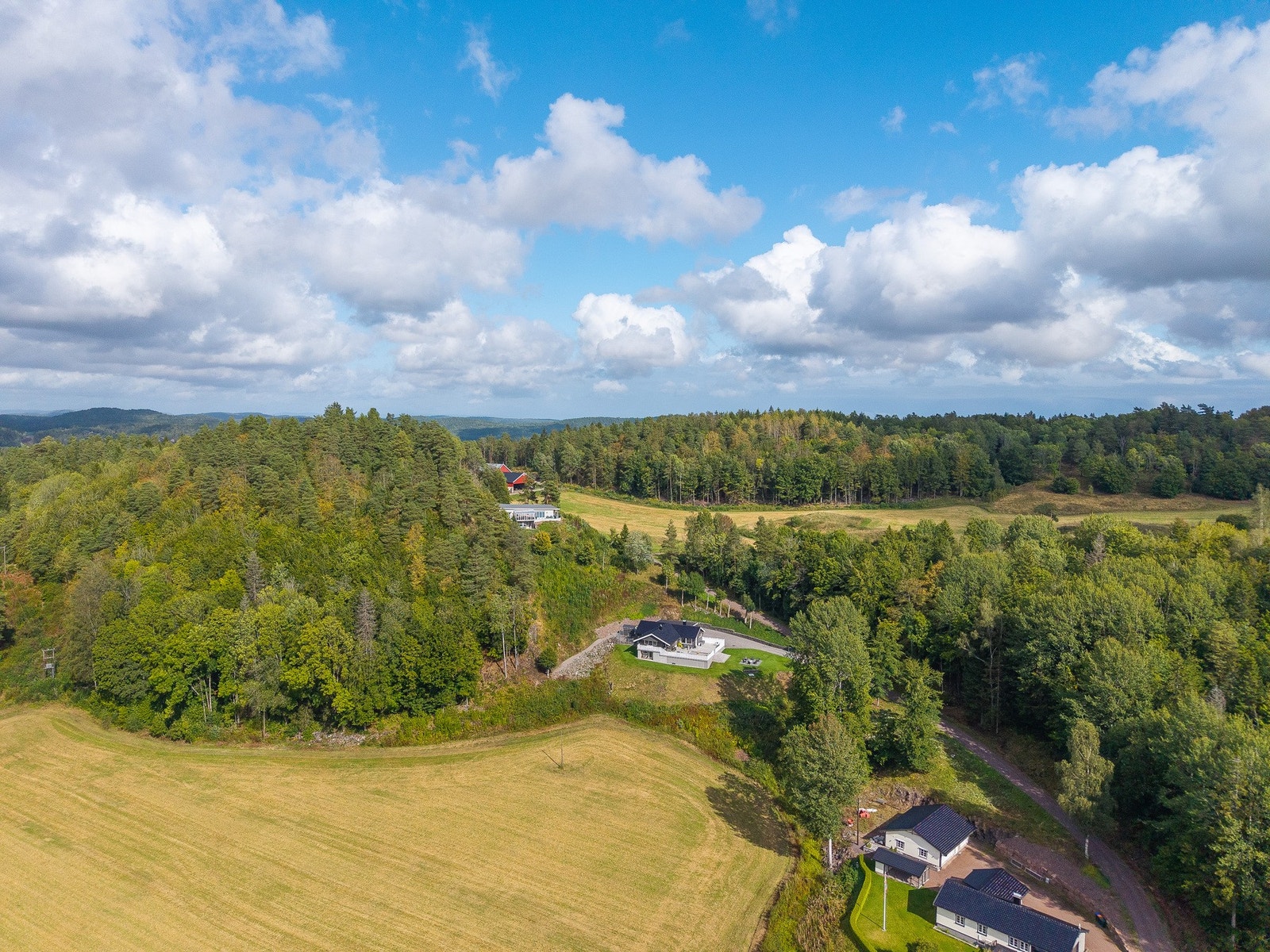 Ca. 240 meter ned til bussholdeplasser. Ca. 10 minutter til Tønsberg sentrum den ene veien, eller ca. 10 minutter til Revetal sentrum den andre veien. Galleribilde
