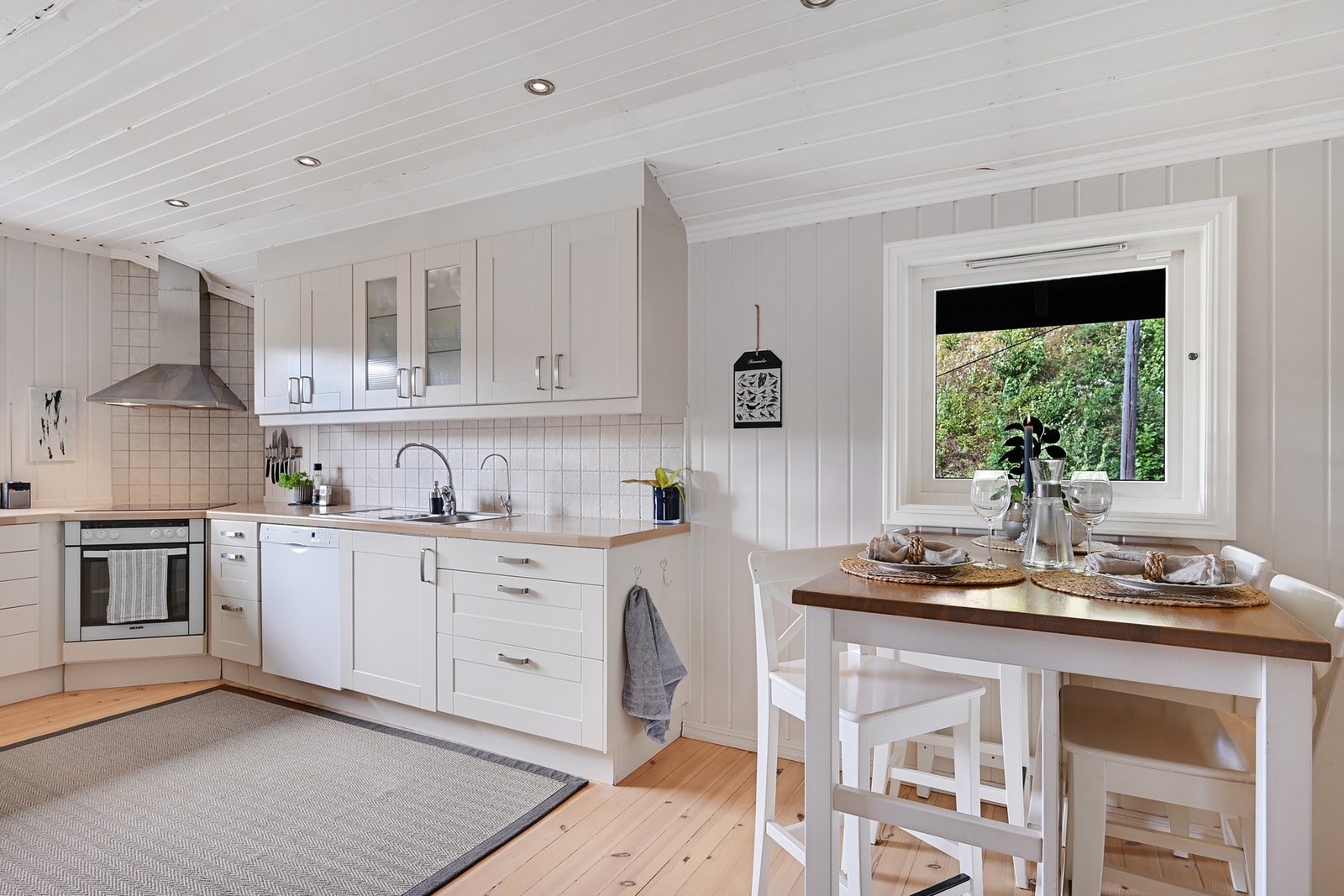 På kjøkkenet er det plass for spisebord - et fint sted for både frokost og lekser. Galleribilde