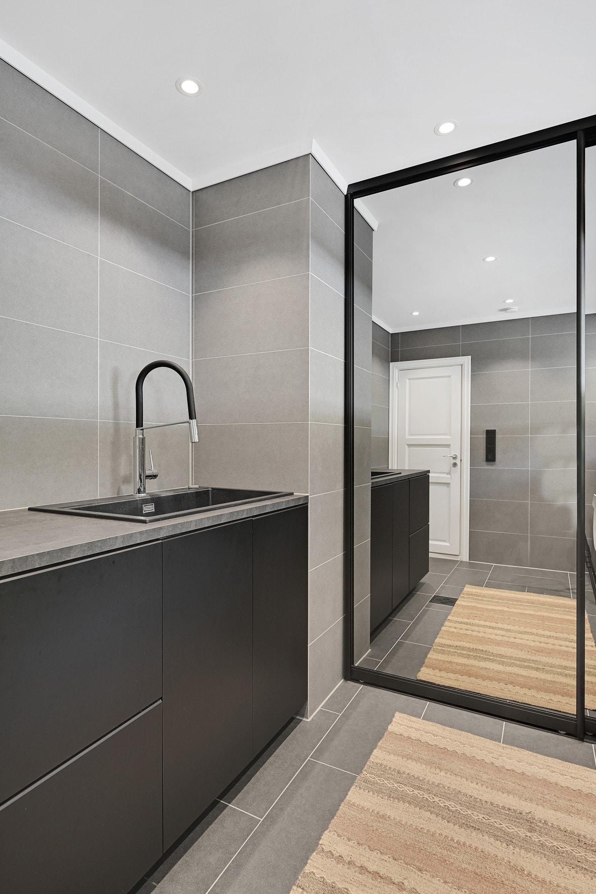 Vaskerommet har gulvvarme, avtrekksvifte og spotter i taket. Galleribilde