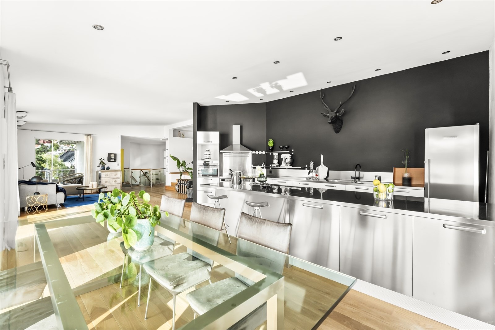 Stor kjøkkenøy ekstra oppbevarings- og benkeplass, samt spiseplasser Galleribilde