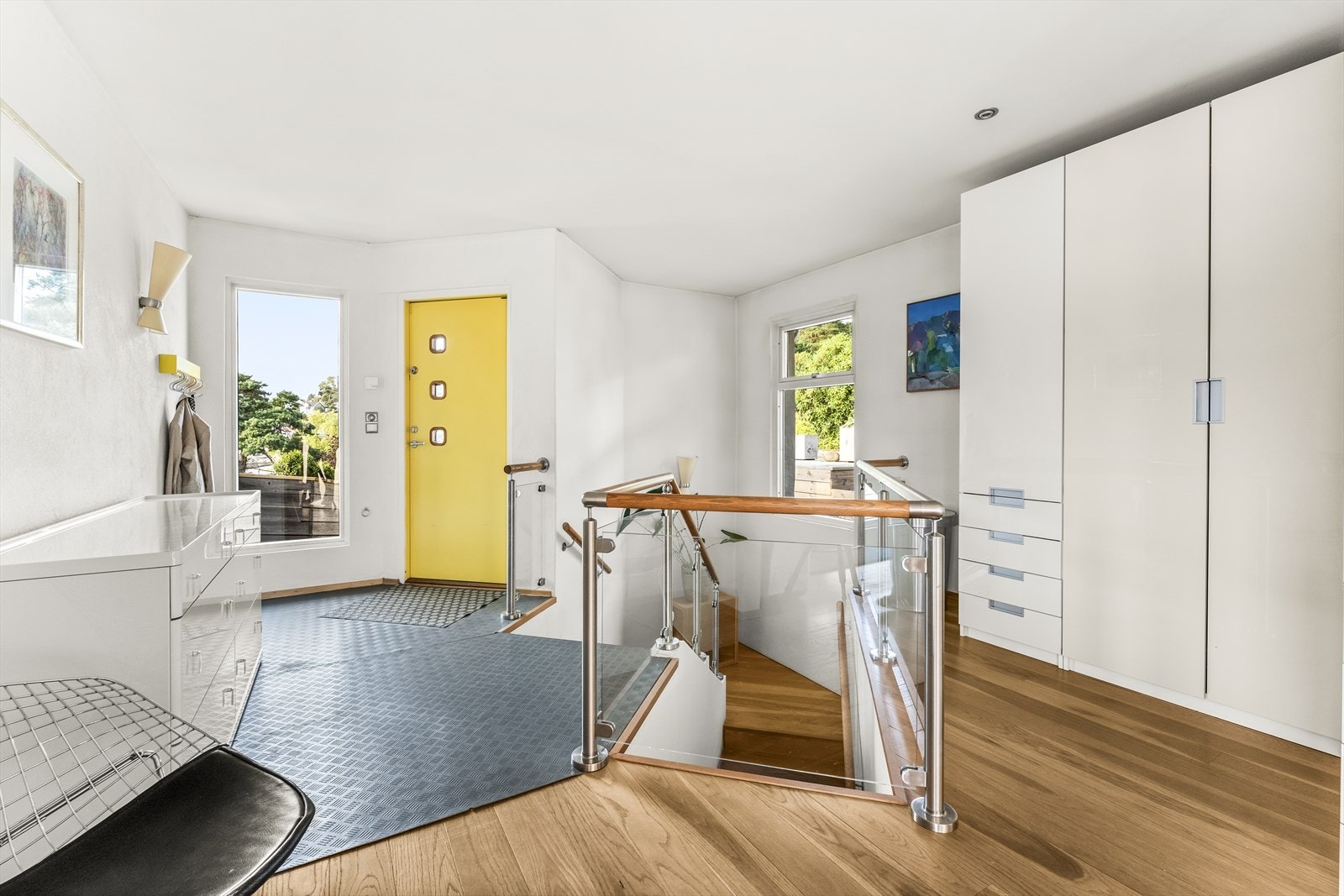 Innbydende og romslig entré med garderobeskap og trapp ned til underetg. Galleribilde