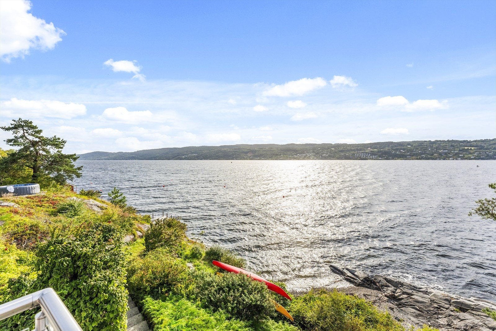 Nydelig utsikt utover fjorden - Bøye som man kan fortøye relativt store båter til medfølger Galleribilde