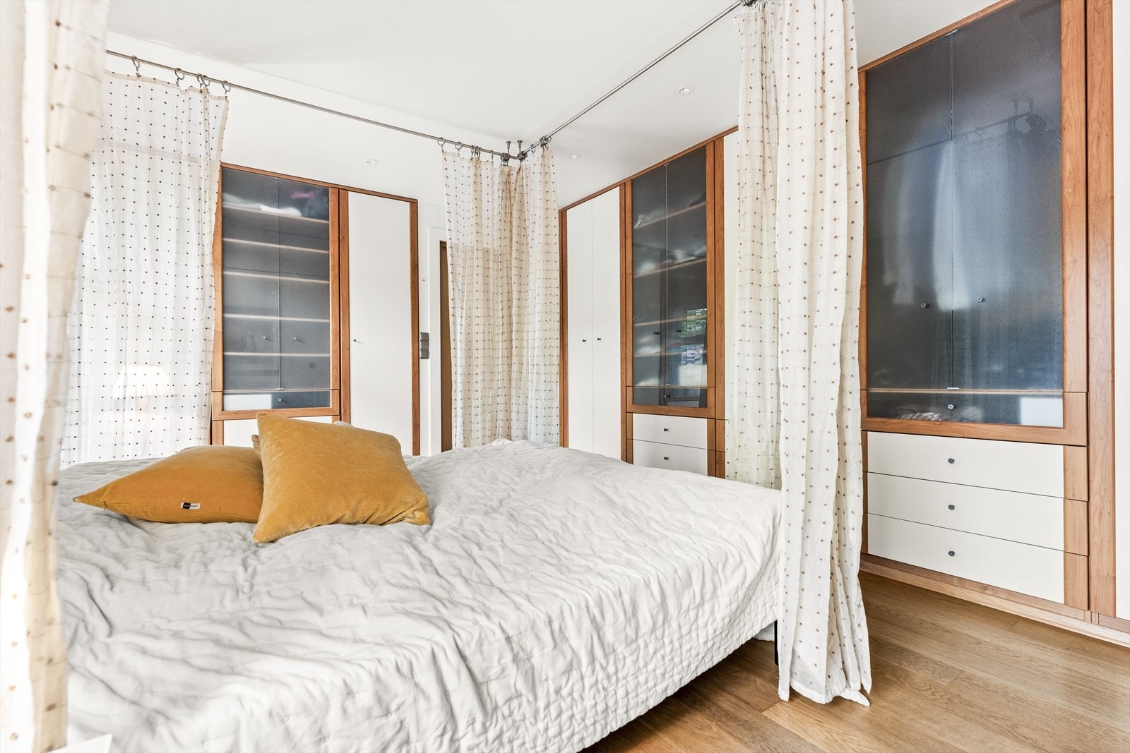 Soverommet har godt med garderobeplass Galleribilde