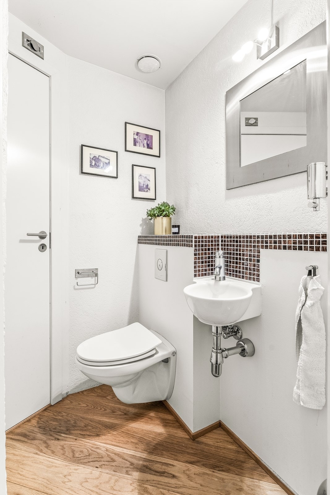 Toalettrom i underetg. utstyrt med vegghengt wc, samt servant med ett-greps blandebatteri Galleribilde