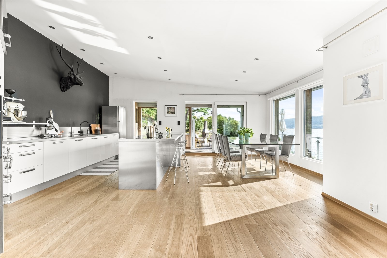 Åpent kjøkken med plass til stort spisebord Galleribilde