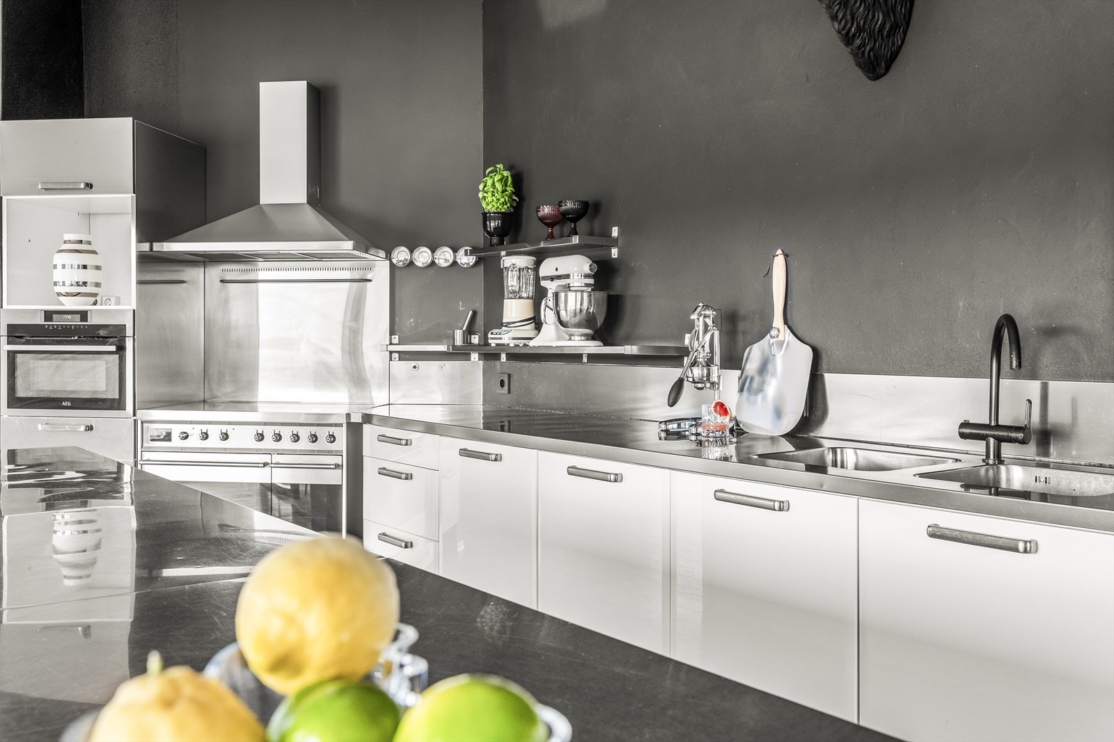 Det er integrerte hvitevarer som kombi micro/stekeovn og oppvaskmaskin Galleribilde