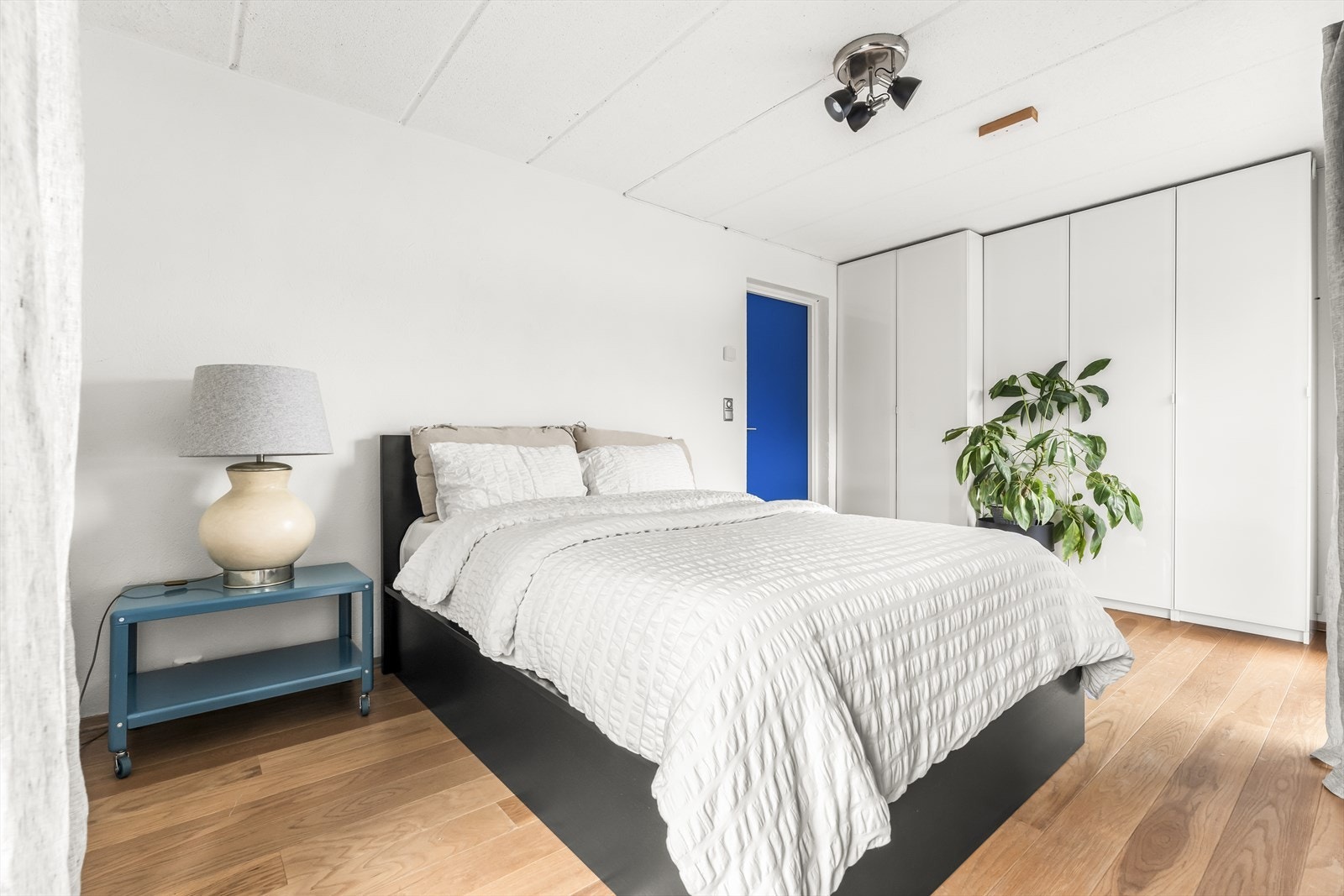 Soverom I i underetg. har godt med garderobeplass Galleribilde