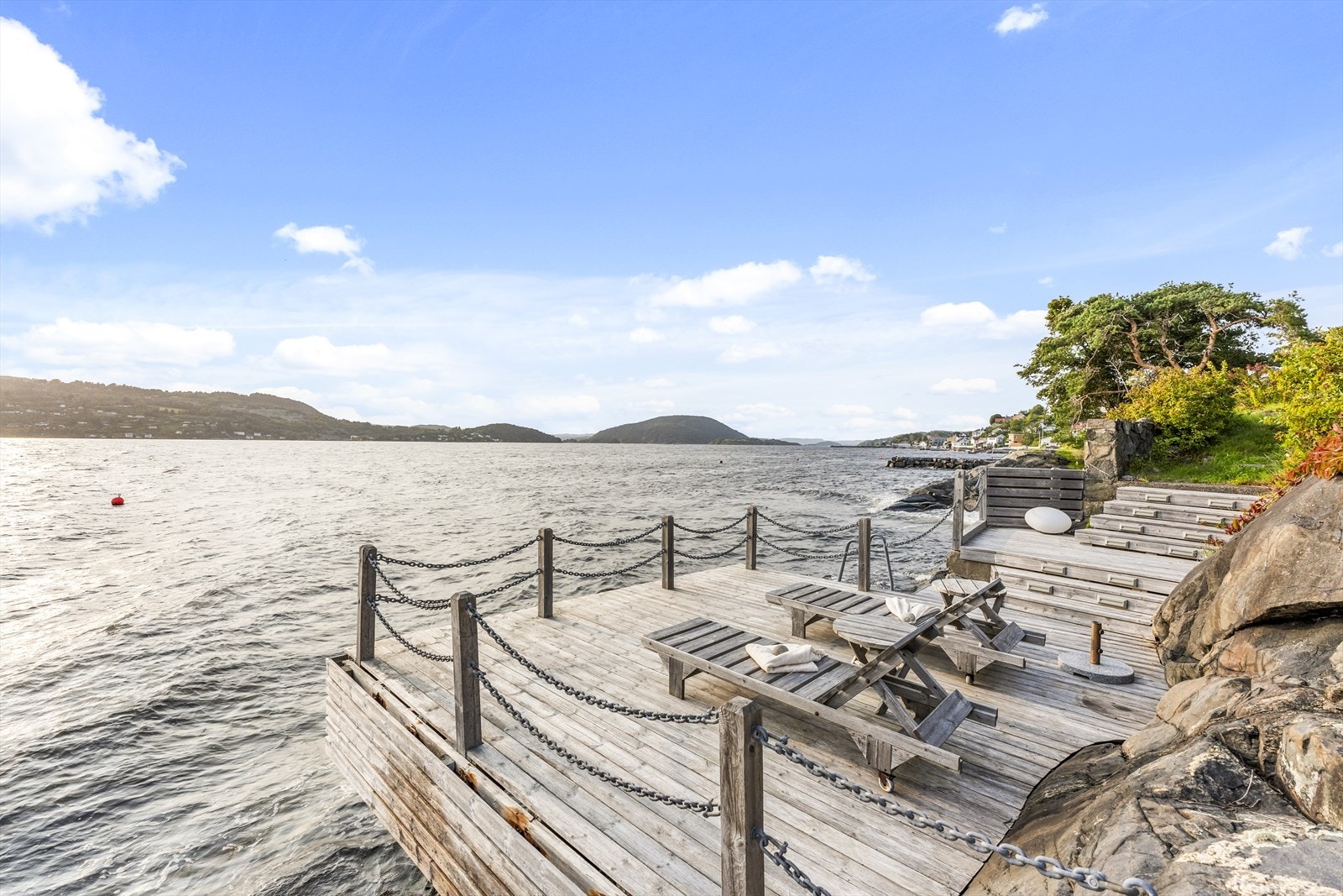 Det er umiddelbar nærhet til sjøen og ekte sjølyd, og det er opparbeidet egen badeplass med badestige og soldekk i egen strandlinje. Rett utenfor plattingen er det en bøye som man kan fortøye relativt store båter til. Galleribilde