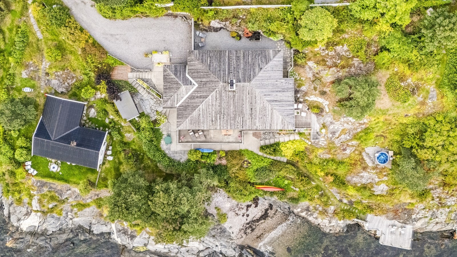 Eiendommen sett ovenfra - Beliggenhet innerst i blindvei Galleribilde