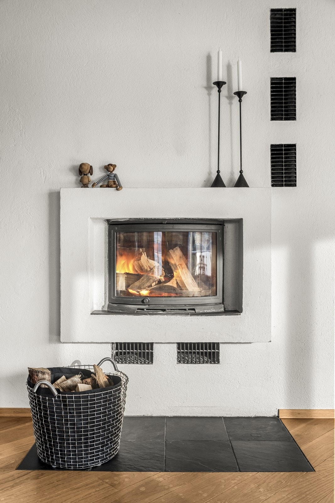 Det lekre ildstedet i stuen gir ekstra varme og kos når kulda setter inn Galleribilde