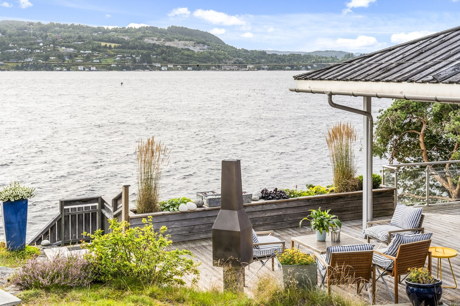 Utsikt fra tomten - Tomten er en stor naturtomt med mange soner Galleribilde