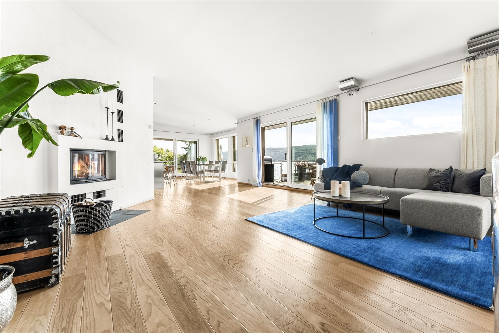 Store vindusflater gir stue/kjøkken godt med naturlig lysinnslipp og en god atmosfære Galleribilde