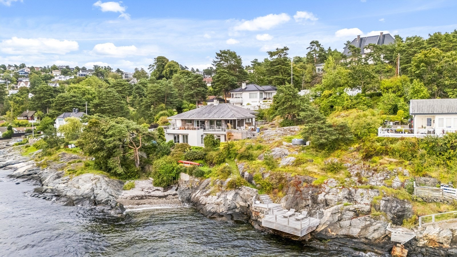 En fantastisk beliggenhet rett ved vannkanten med egen strandlinje Galleribilde
