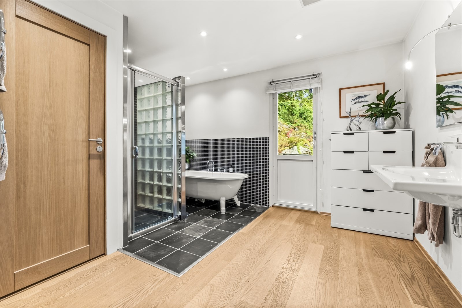 Baderom i 1. etg. med badekar og dusjnisje Galleribilde