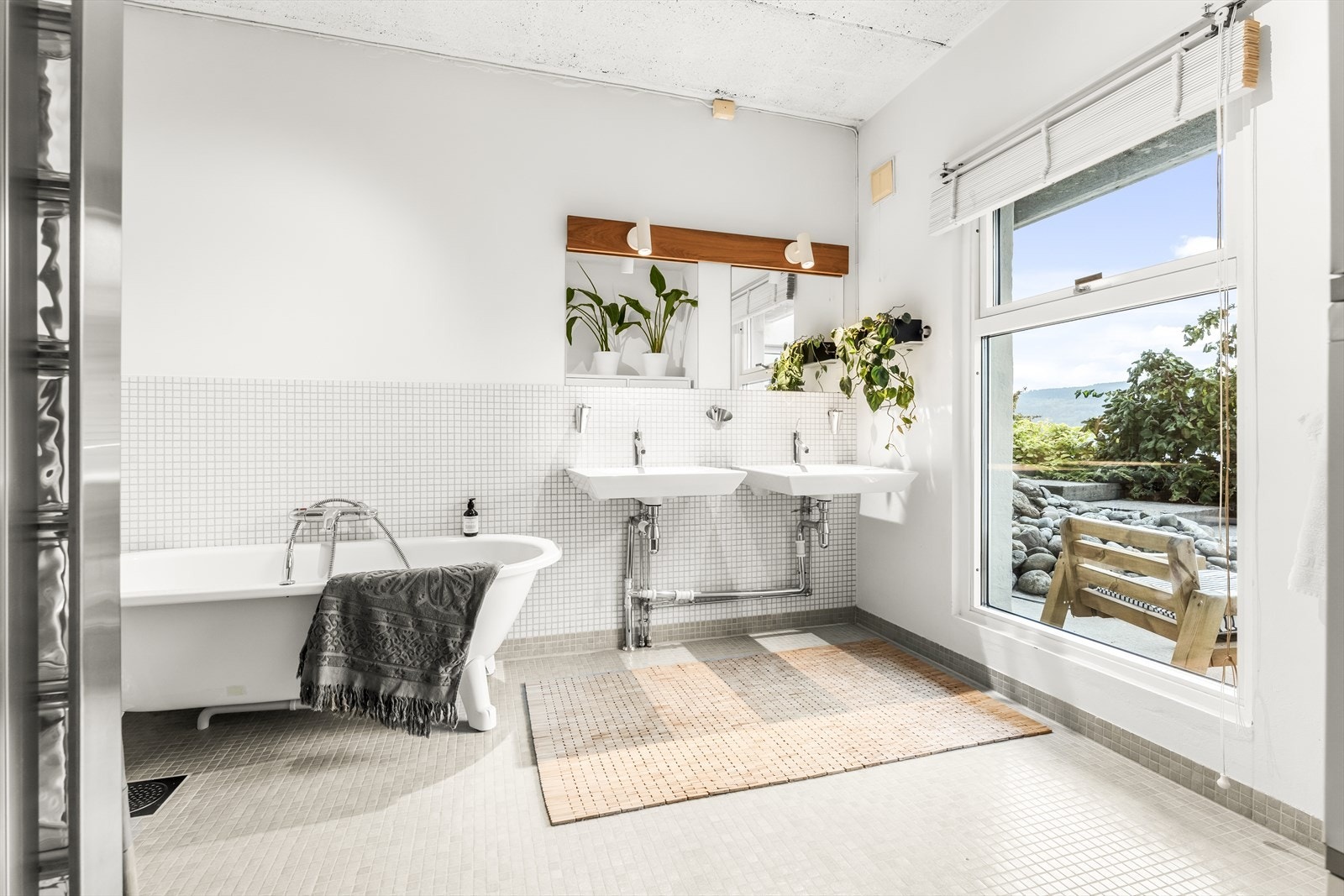 Baderom i underetg. har flislagt gulv Galleribilde