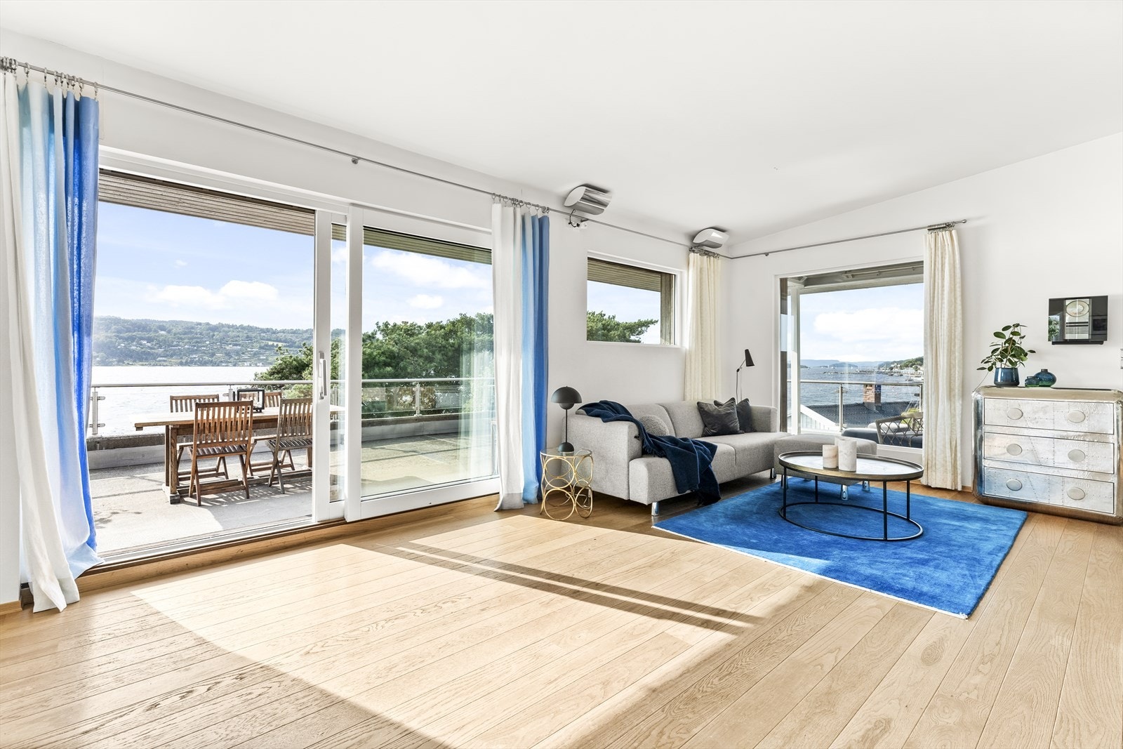 Fra stuen er det utgang til sydvestvendt terrasse på ca. 86 m², Galleribilde