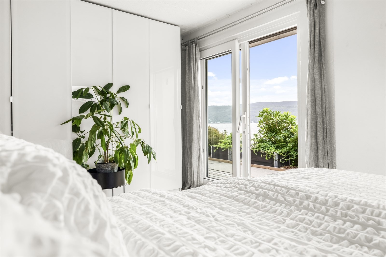 Sjøutsikt fra senga Galleribilde