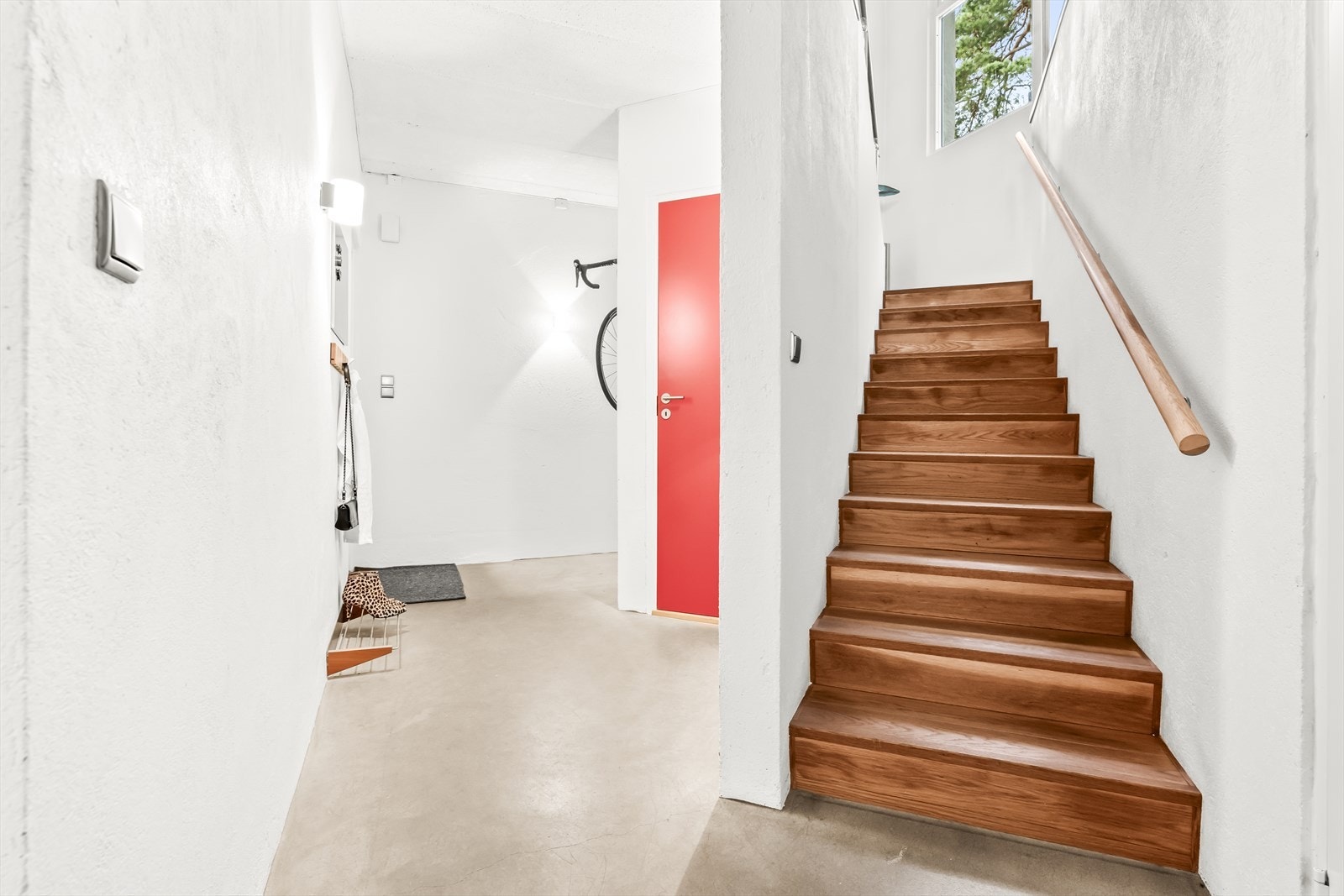 Fra entréen er det trapp opp til 1. etg. Galleribilde