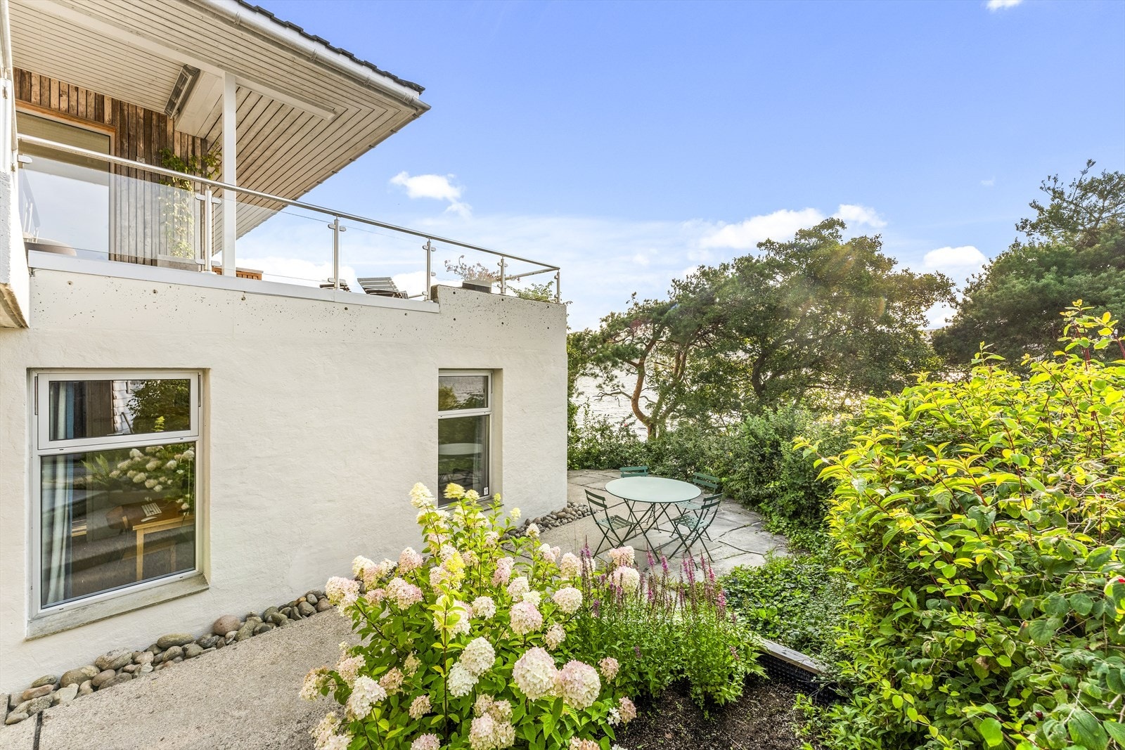 Lune og fine uteplasser rundt på eiendommen Galleribilde