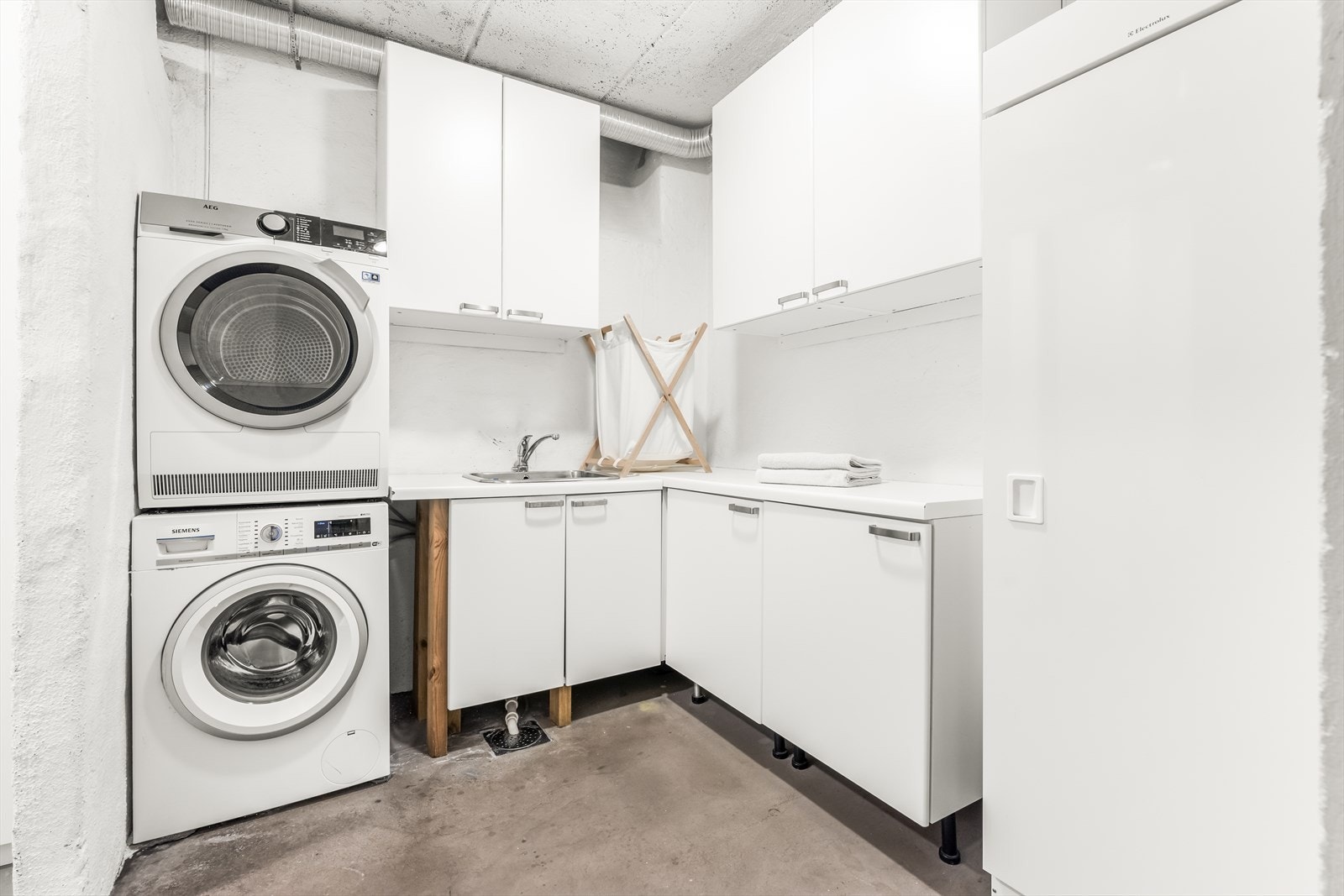 Vaskerom med opplegg for vaskemaskin og plass til tørketrommel - i tillegg er det skittentøysjakt fra 1. etg. Galleribilde