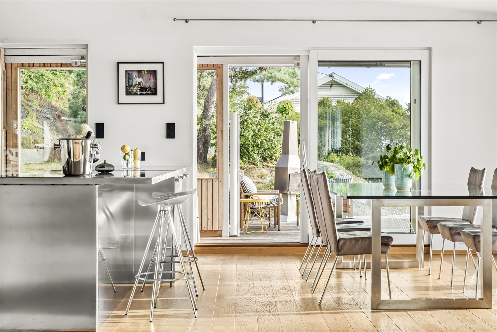 Fra kjøkken/spiseplass er det utgang til terrassen Galleribilde