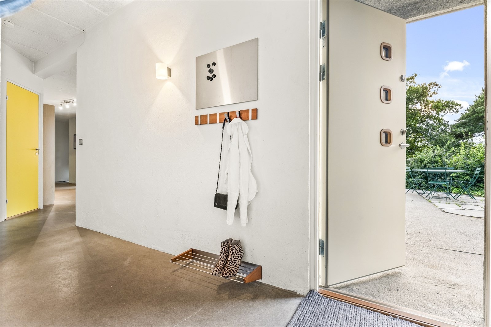 Entrèen i underetg. har god plass til oppbevaring av yttertøy og sko Galleribilde