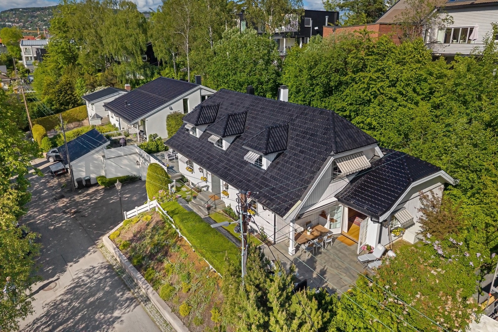 Eiendommen ligger på populære Røa i Oslo, et veletablert boligområde kjent for sitt trygge og barnevennlige miljø, omgitt av vakker natur og med enkel tilgang til byen. Galleribilde