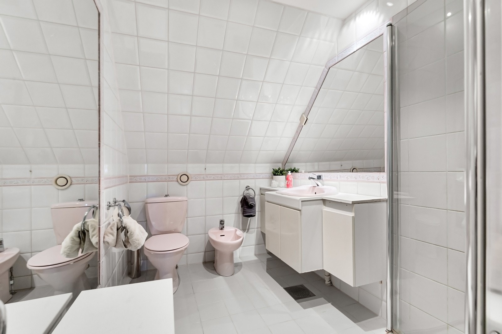 Det andre badet oppe har adkomst fra trapperommet og ble oppgradert med ny membran, flis-på-flis og varmekabler i 2010. Galleribilde