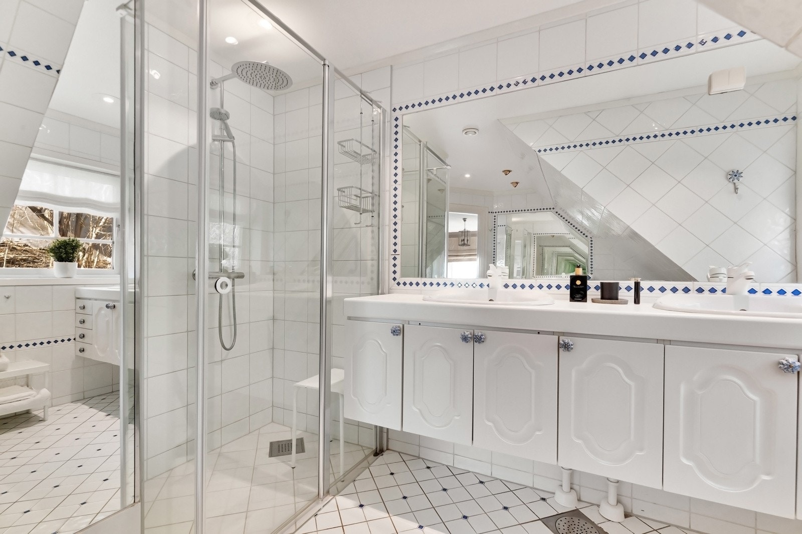 Badet er innredet for velvære med både et innfliset hjørneboblebad, samt dusjnisje som ble oppgradert i 2024. Galleribilde