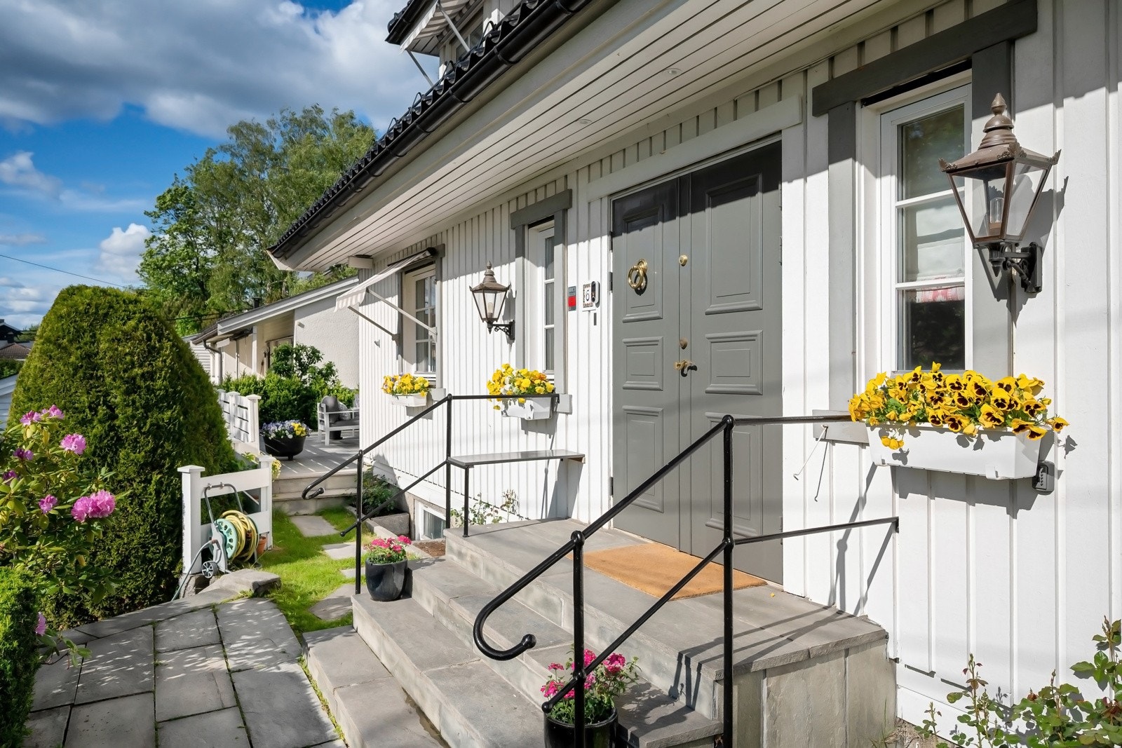 Boligen går over tre innholdsrike etasjer. Galleribilde