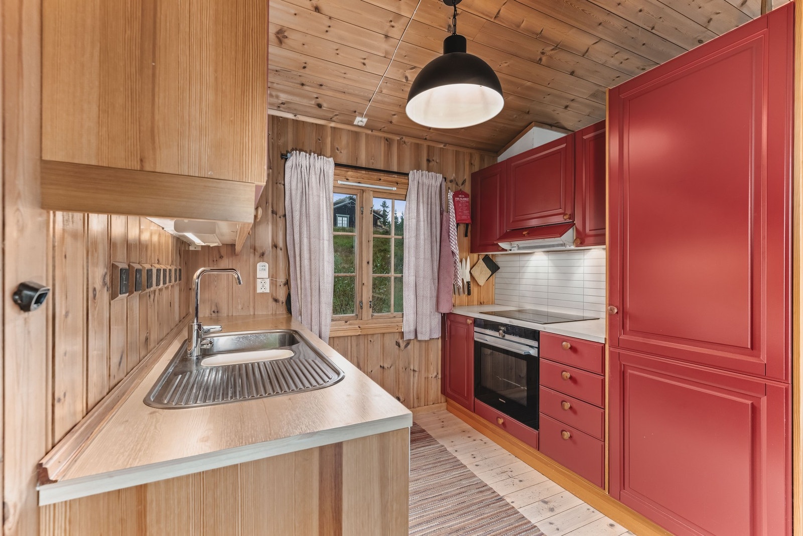 Praktisk kjøkken med integrerte hvitevarer. Galleribilde