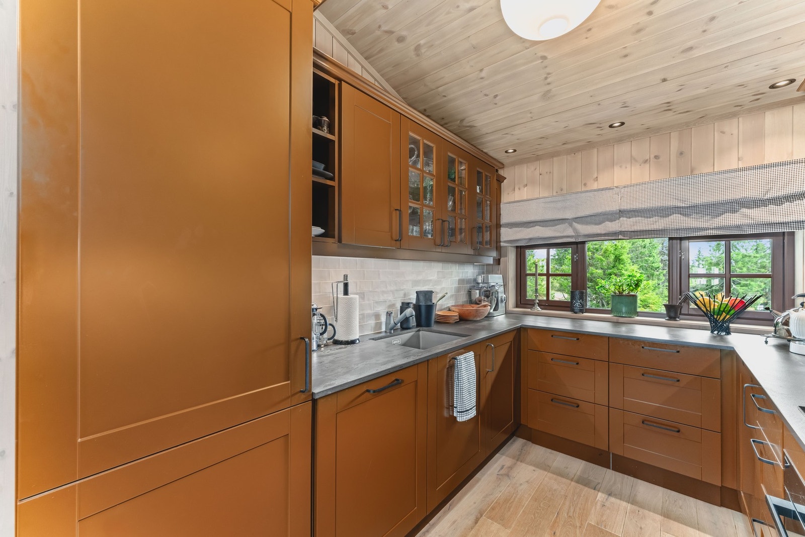 Moderne og funksjonelt kjøkken med rikelig benkeplass og skapplass. Galleribilde