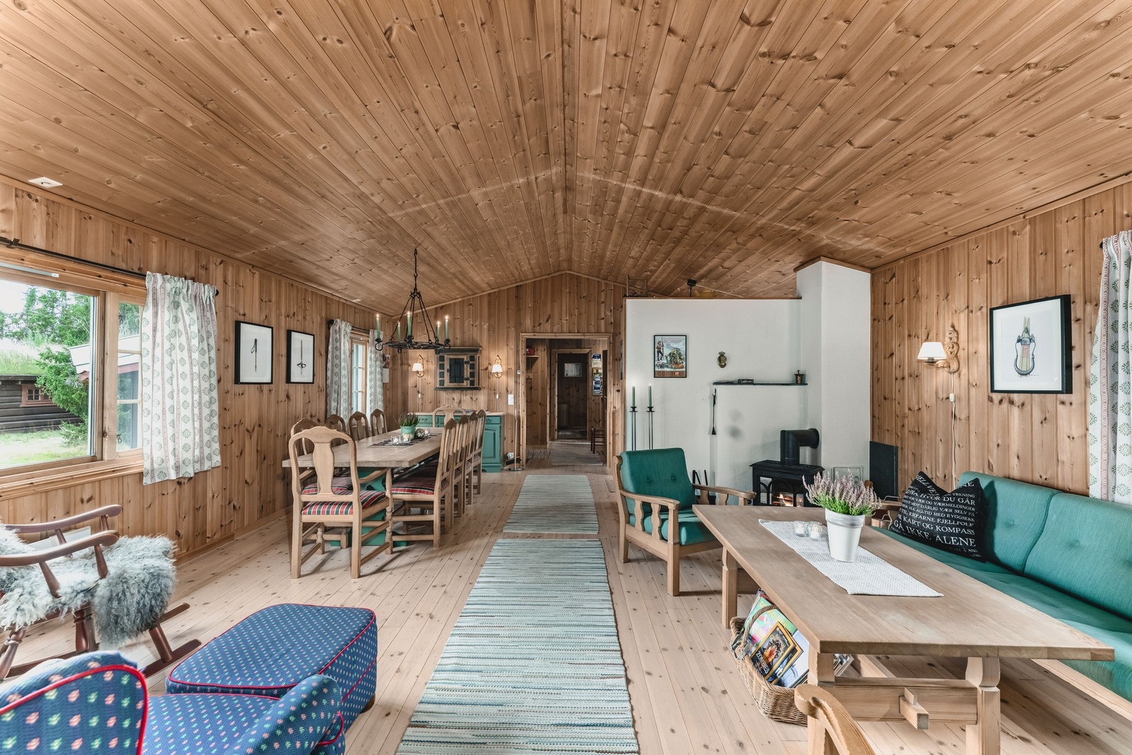 Lys og luftig stue med åpen løsning mot spisestue. Galleribilde