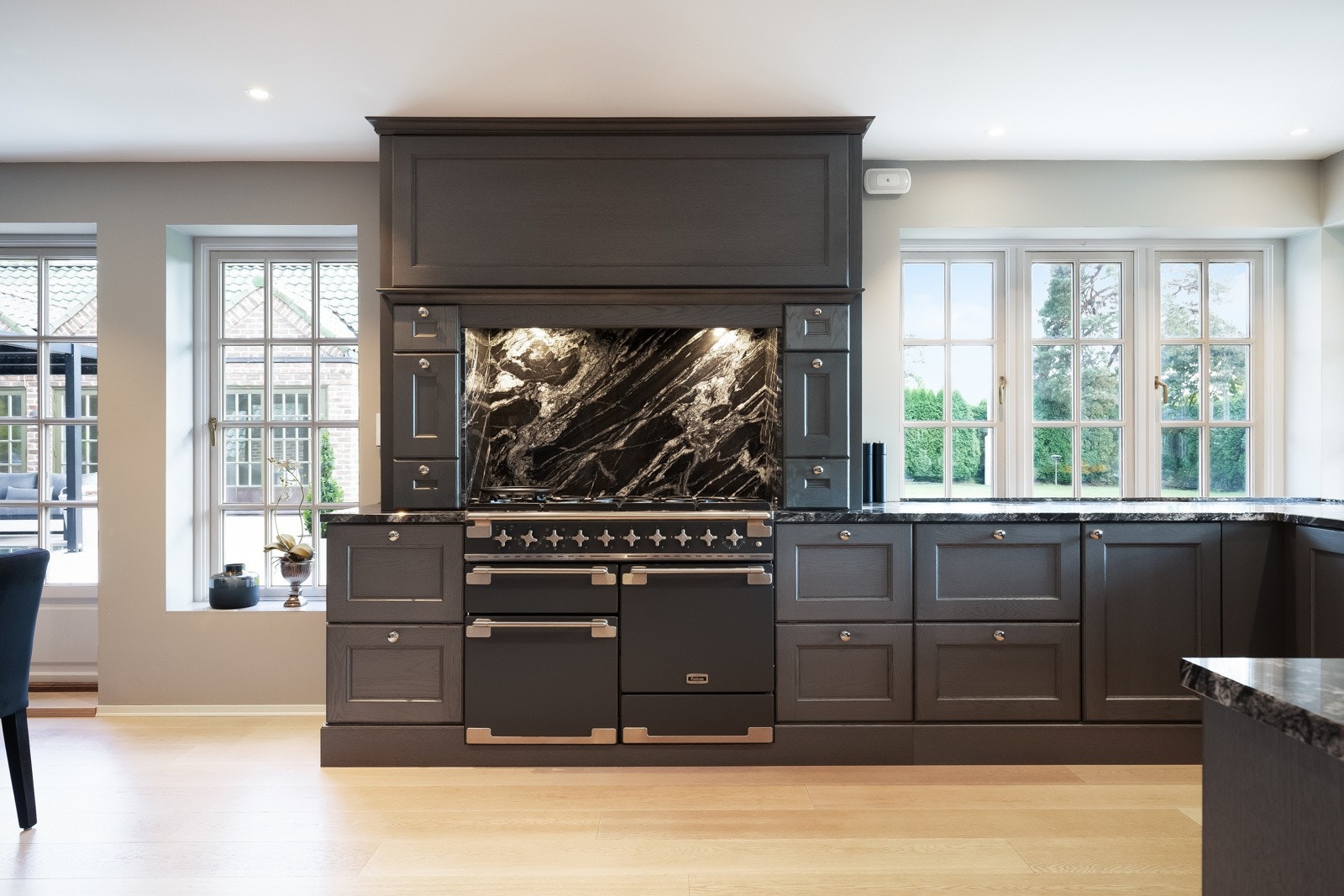 Plassbygget kjøkkeninnredning fra Huseby 2020 med profilerte fronter og eksklusiv marmor benkeplate.