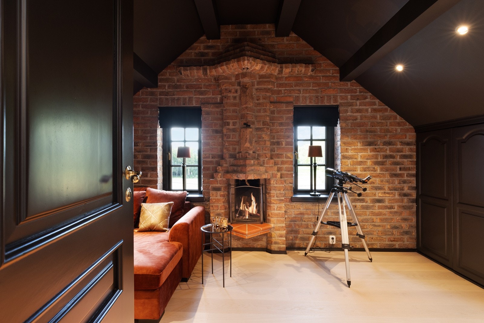 Bibliotek/soverom med hyggelig peis.