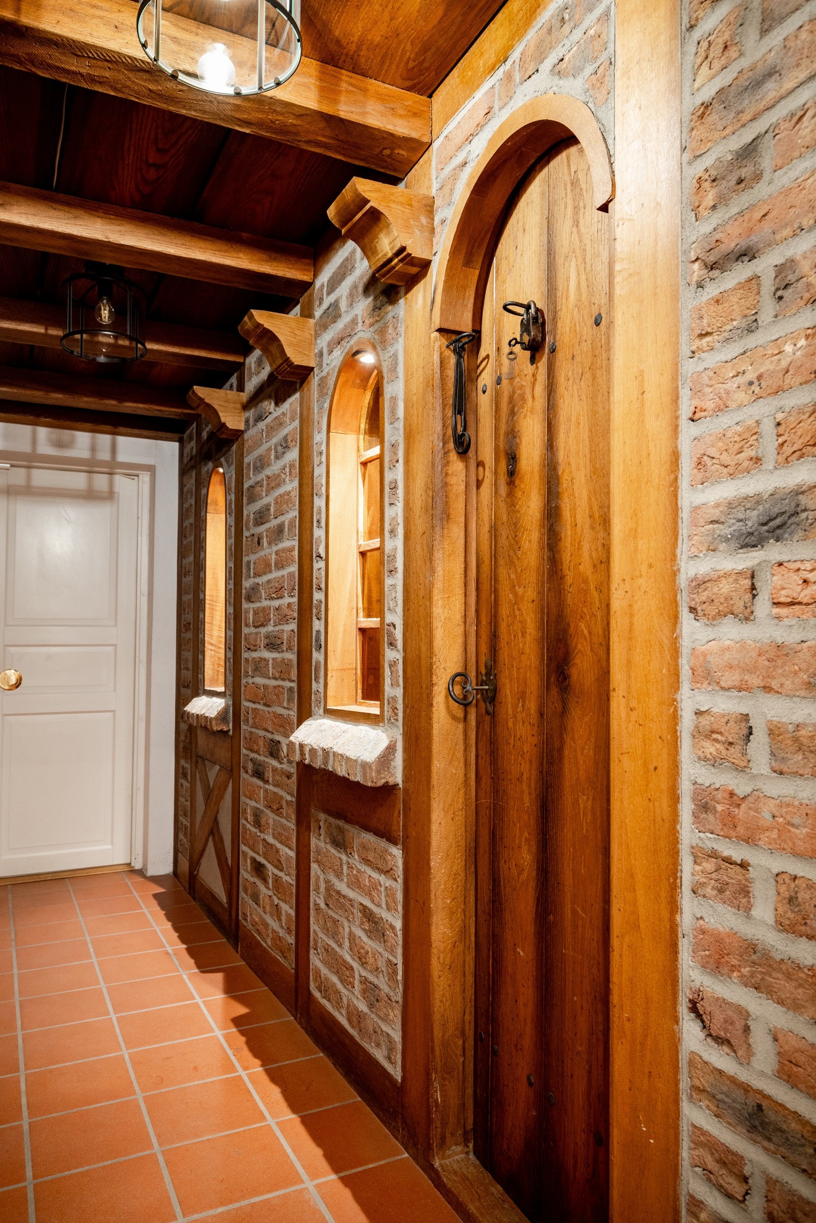 Gang med adkomst til vinrom.