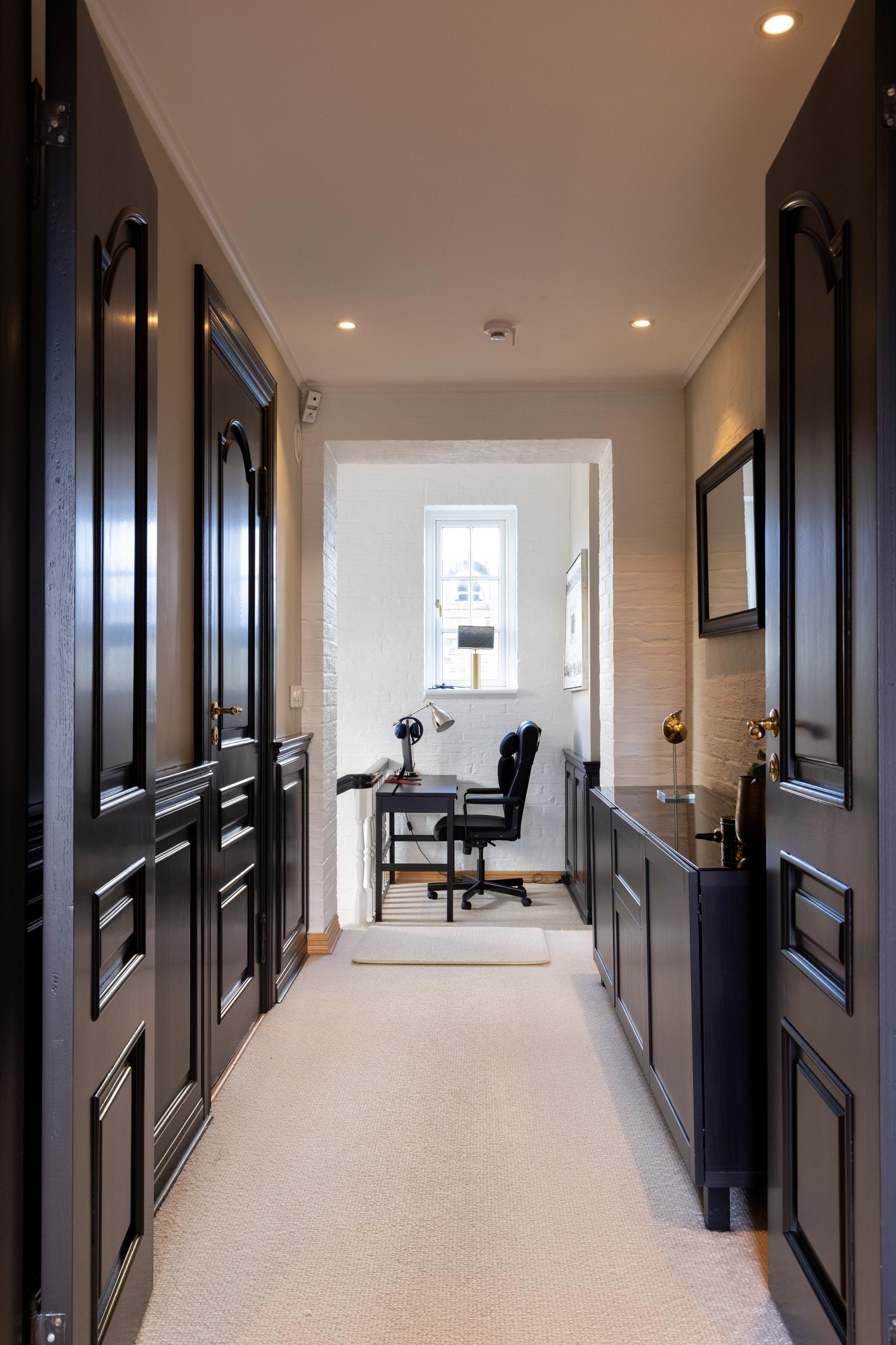 Nytt Nilan balansert ventilasjonanlegg fra 2020 med varmegjenvinning og varmepumpe tilkoblet luft til vann kompressor plassert bak skap i walk-in.