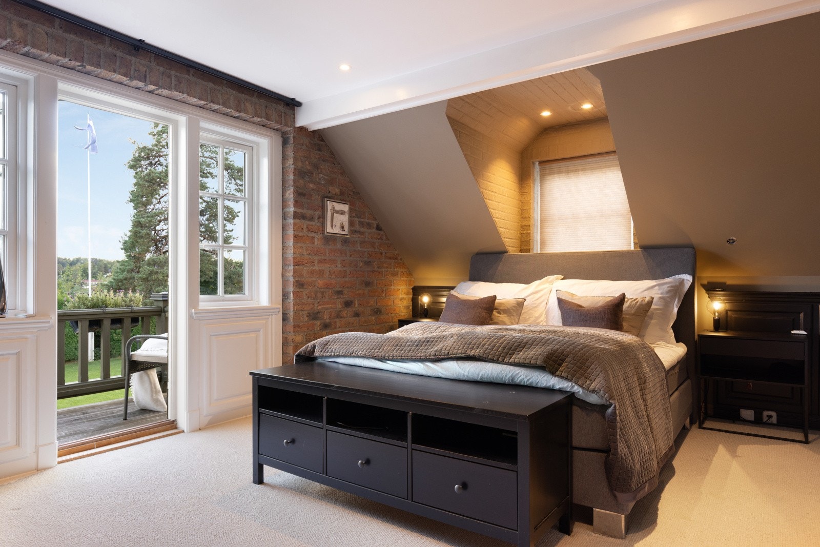 Romslig soverom i andre etasje med ny brystning, skap og led spotter i 2020.