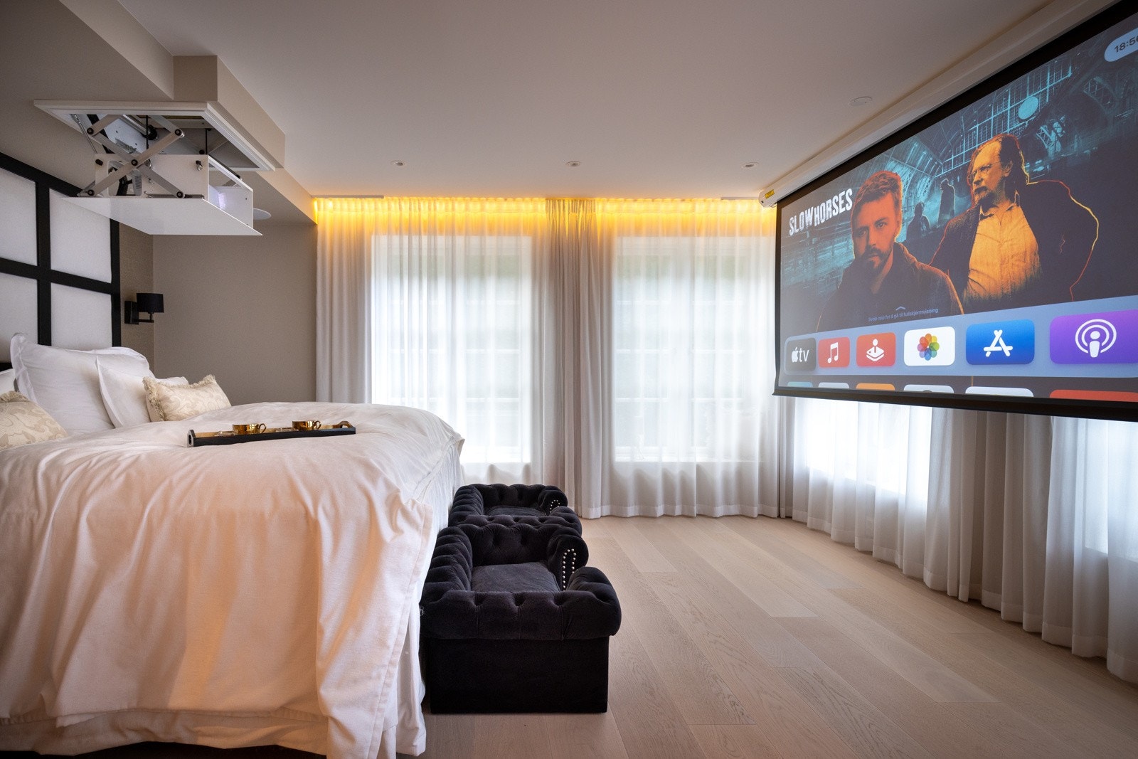 Det er montert Sonos, integrerte høyttalere i himling og heis for tv kanon og lerret.