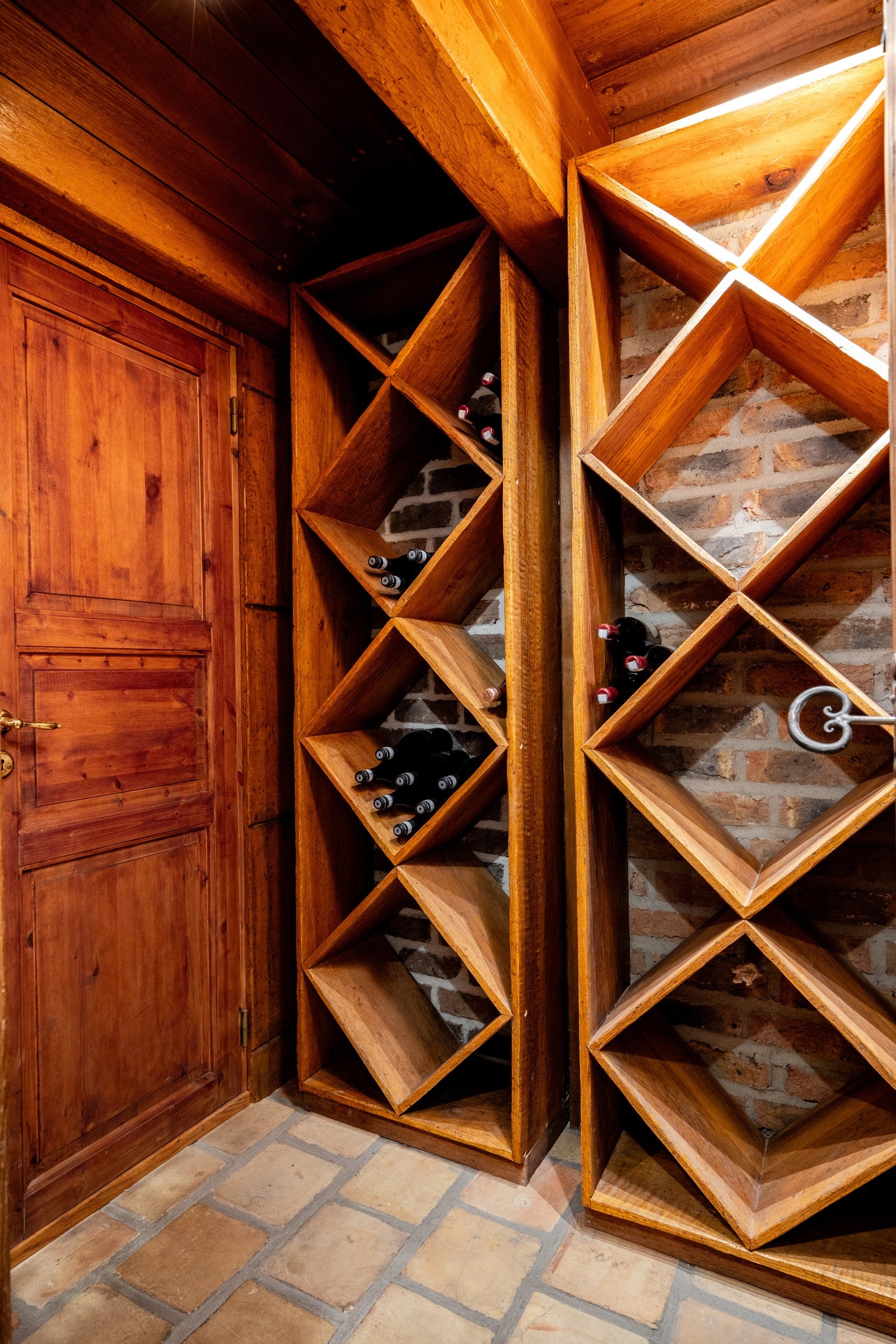 Romslig vinrom med tilhørende kjølerom.