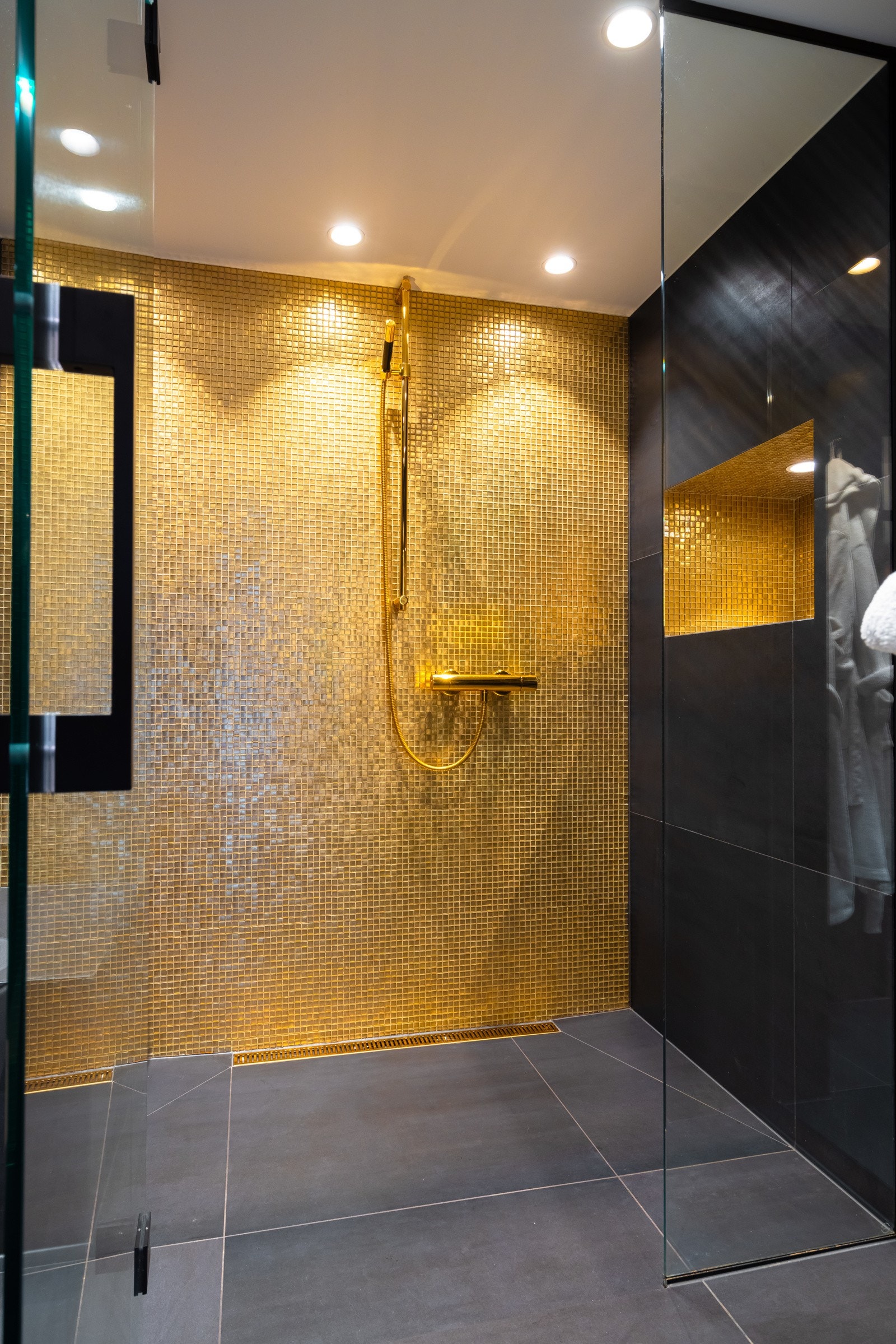 Integrert hylle med belysning i dusjsonen.