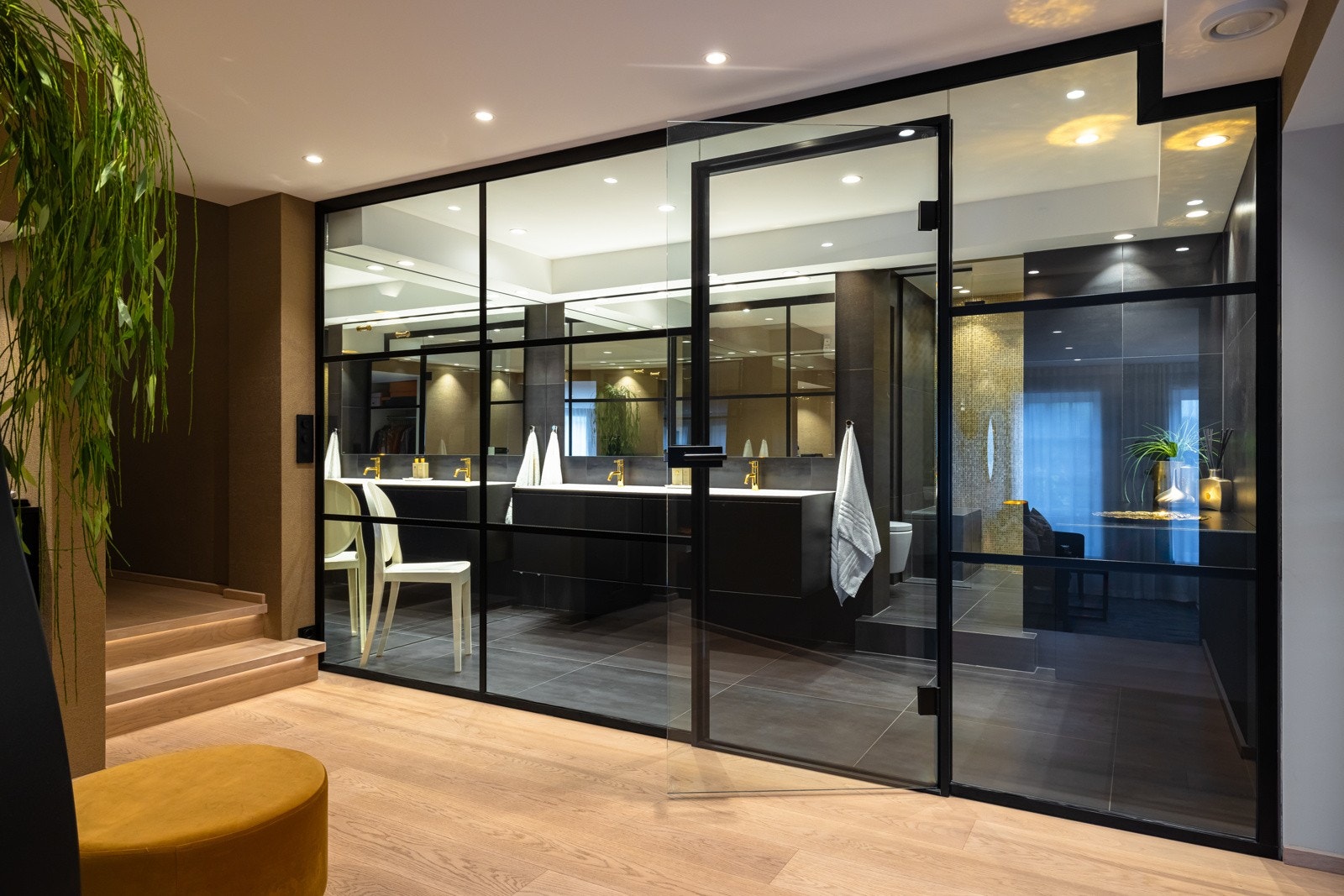 Lekkert bad fra 2020 med vegg i isolert/konferanse glass med sorte rammer i aluminium.