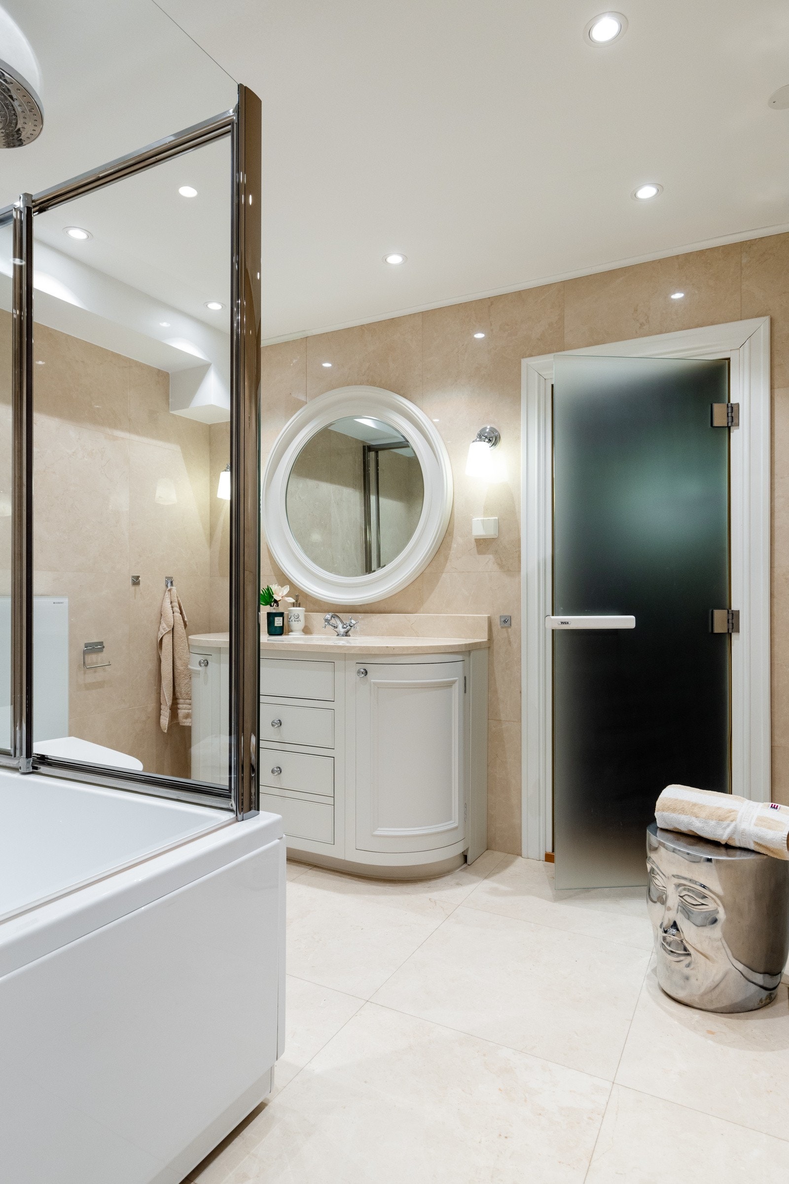 Baderomsinnredning med marmor benkeplate og underlimt servant med tilhørende badstue.