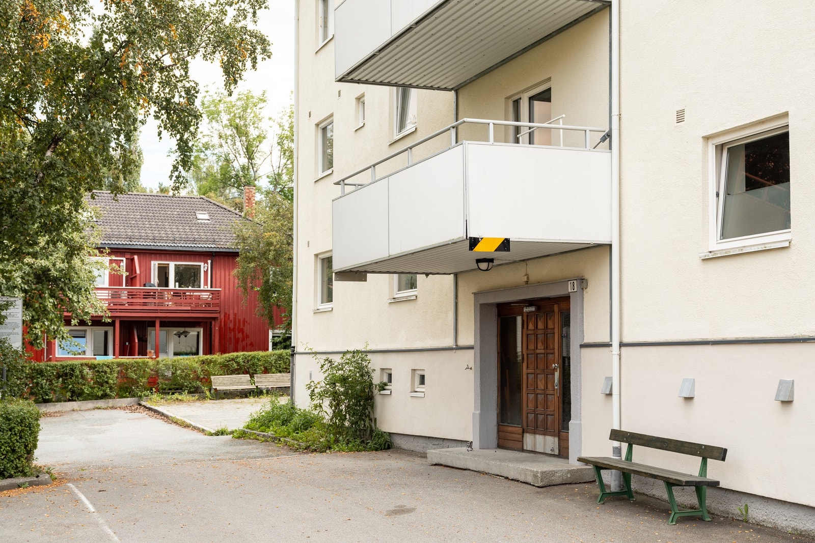 Svært god plassering i høy 1. etasje fra inngangspartiet av bygget. Galleribilde