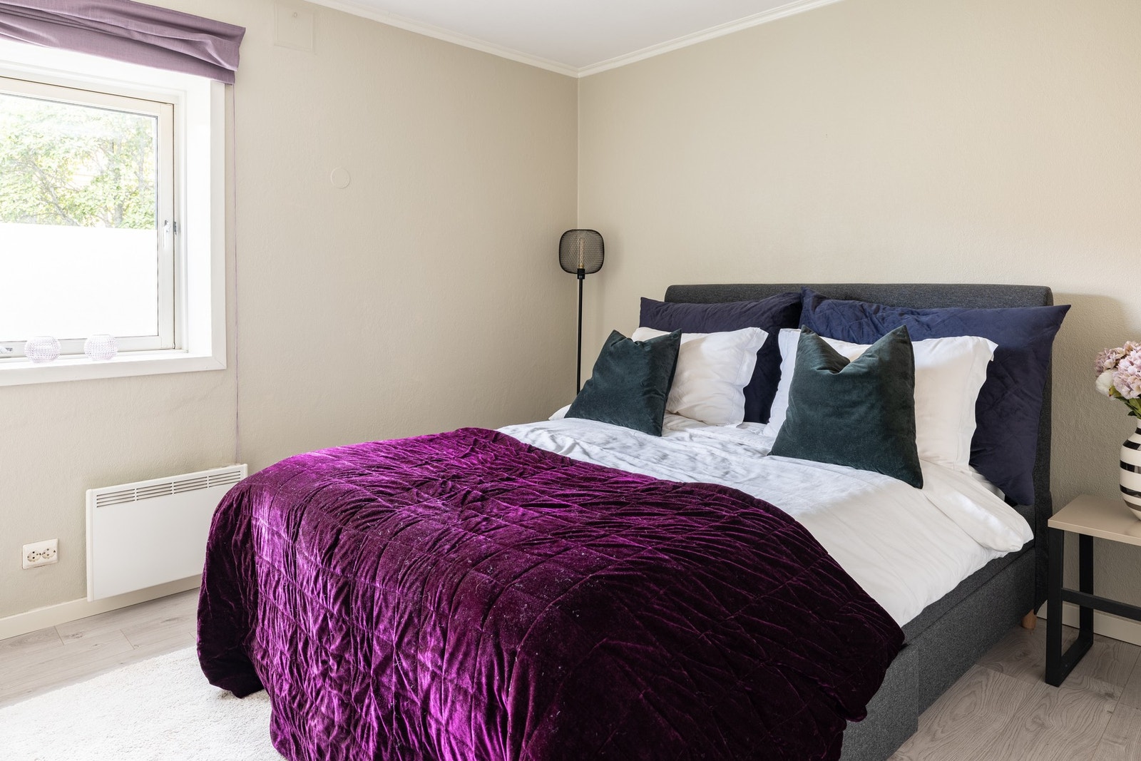 Romslig soverom på 12,3 som vender mot rolige omgivelser. Galleribilde