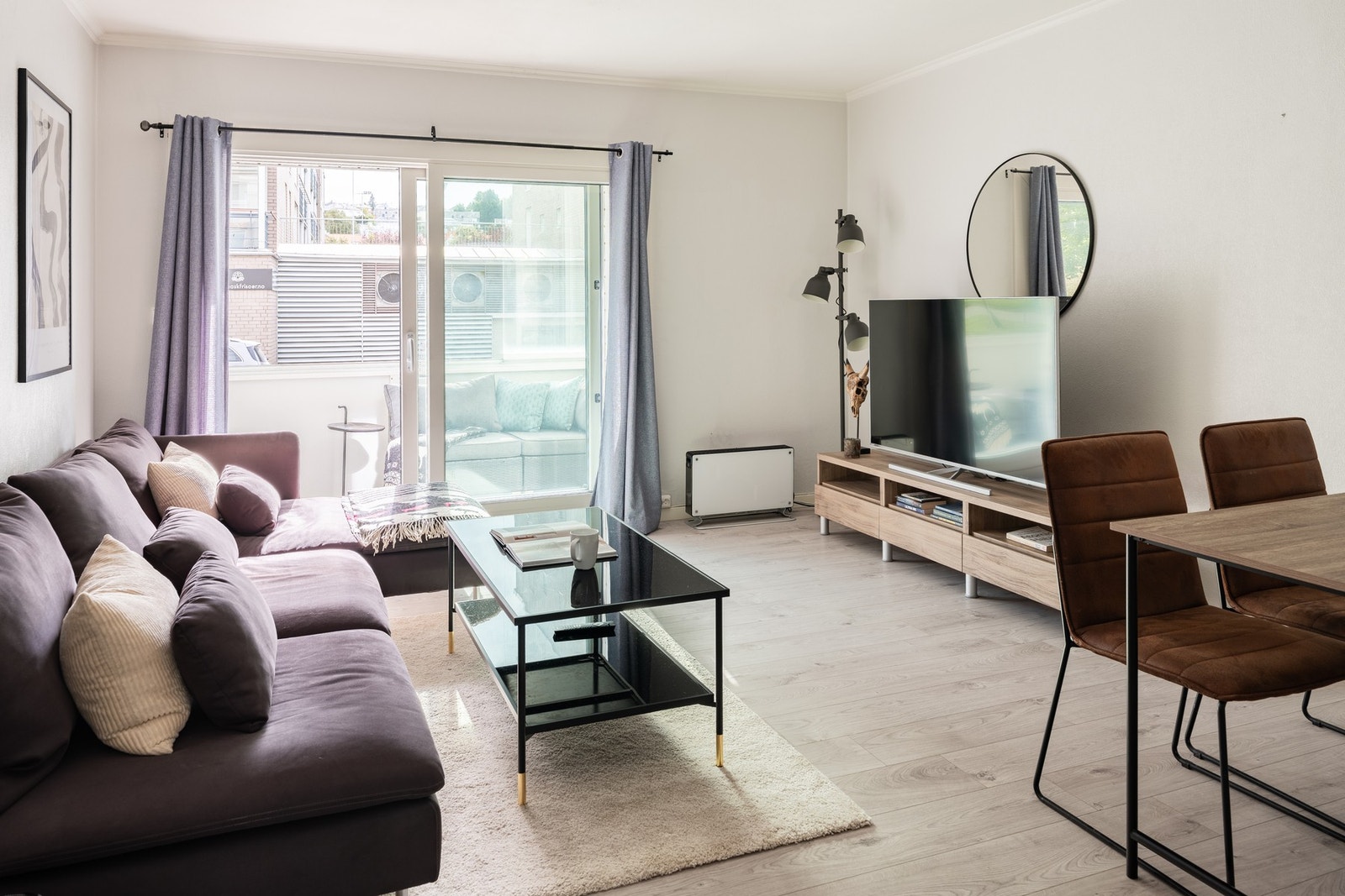 Romslig stue med god plass til sofaløsning og spisebord. Galleribilde